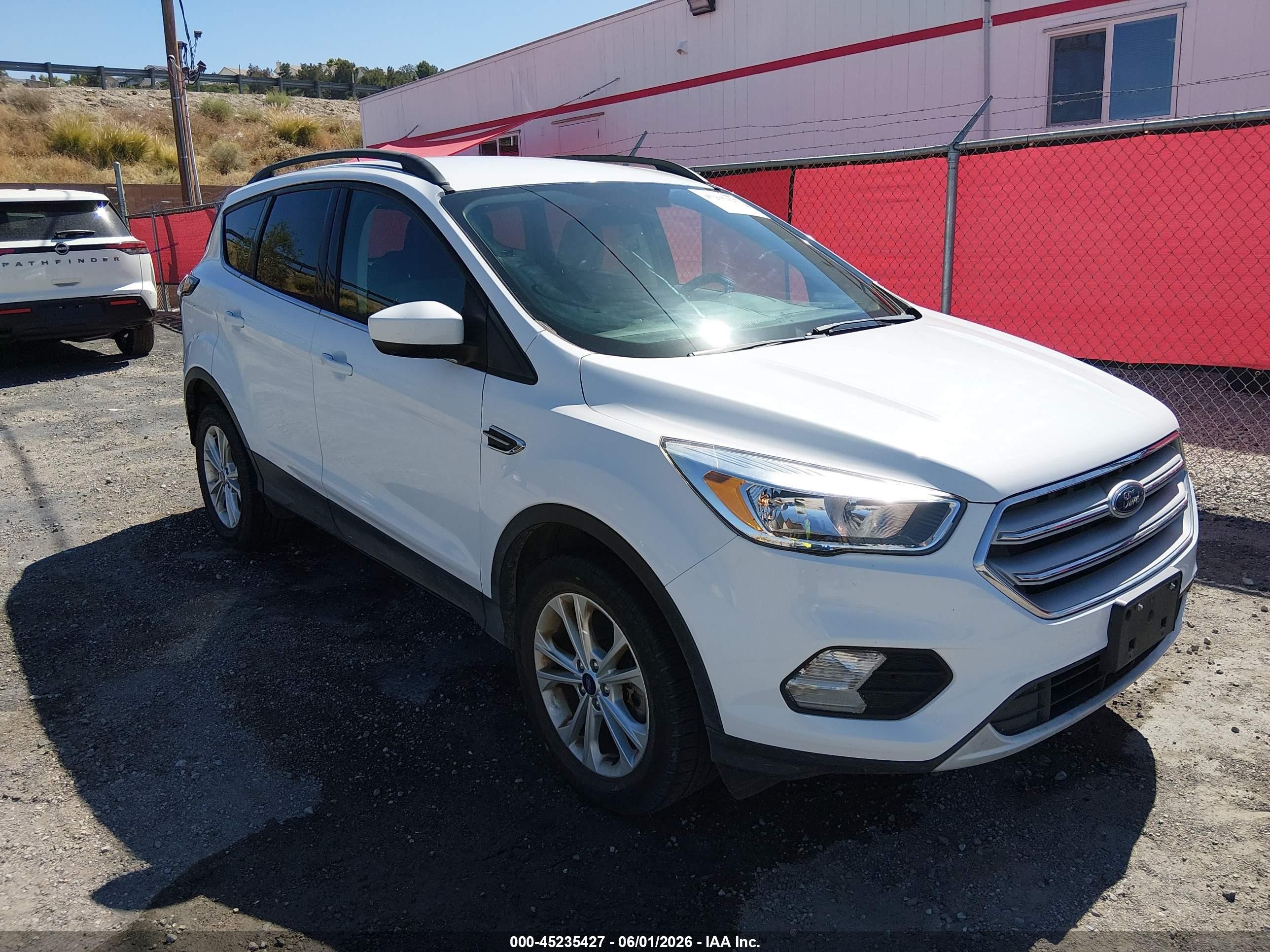 2018 Ford Escape Se Белый vin: 1FMCU9GD5JUD08575