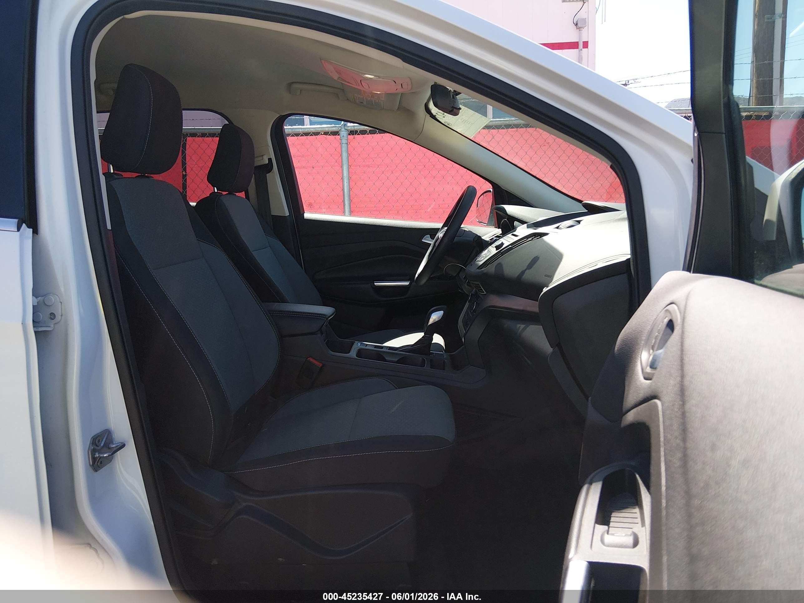 2018 Ford Escape Se Белый vin: 1FMCU9GD5JUD08575