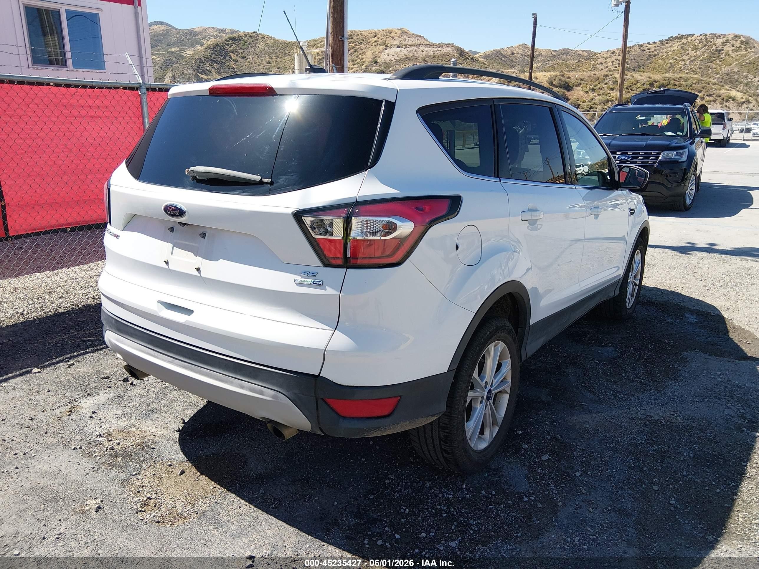 2018 Ford Escape Se Белый vin: 1FMCU9GD5JUD08575