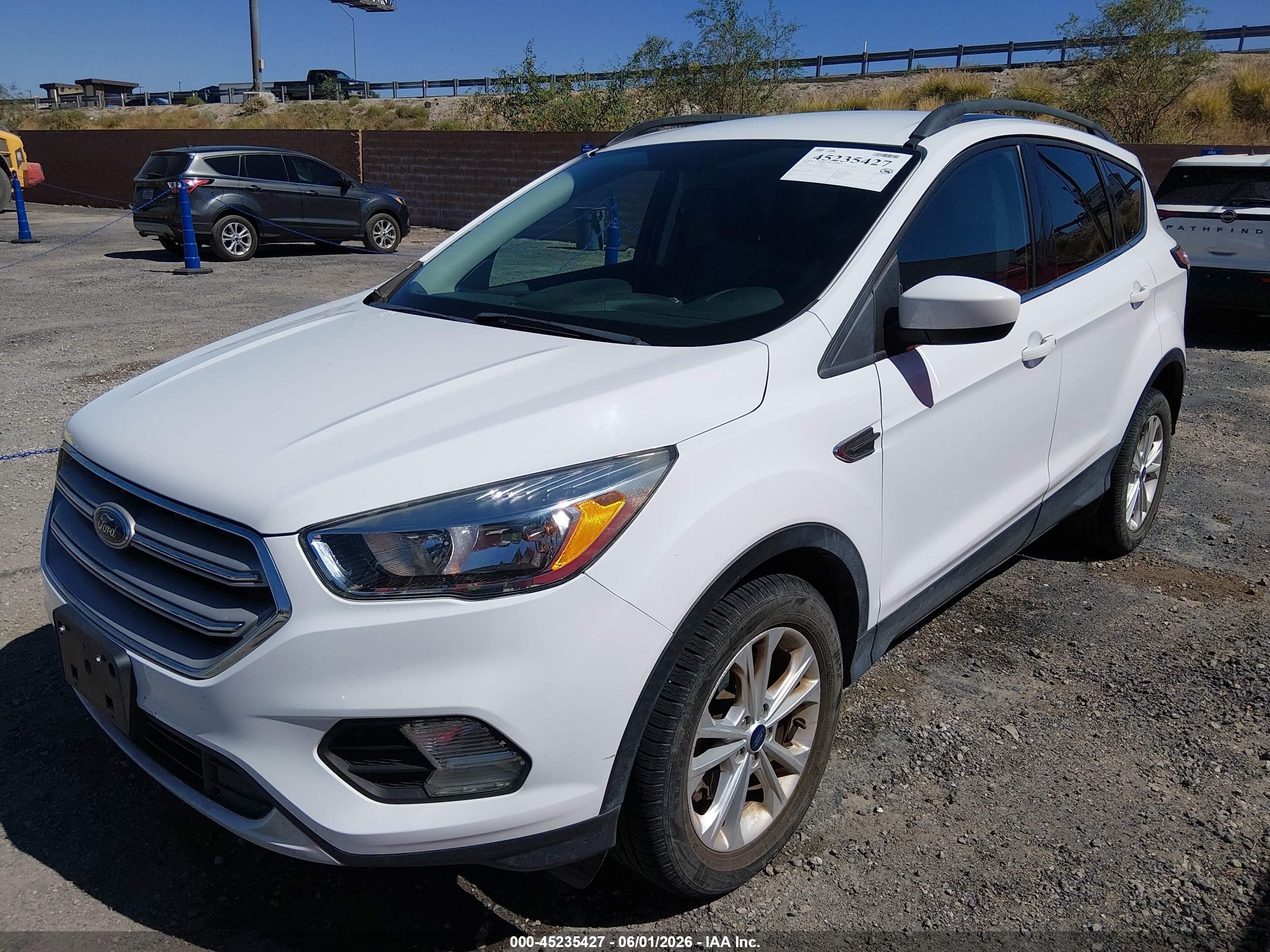 2018 Ford Escape Se Белый vin: 1FMCU9GD5JUD08575