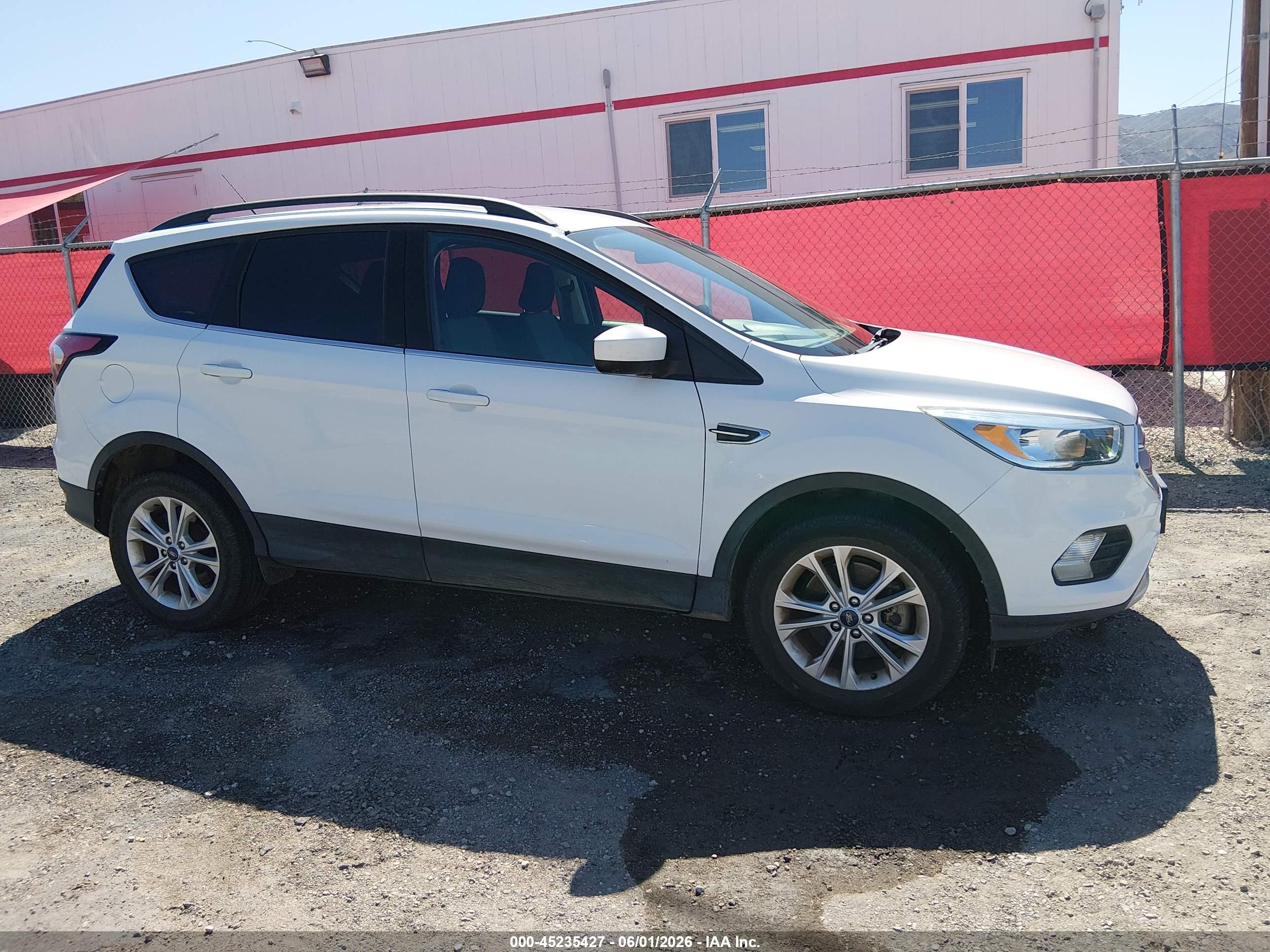 2018 Ford Escape Se Белый vin: 1FMCU9GD5JUD08575