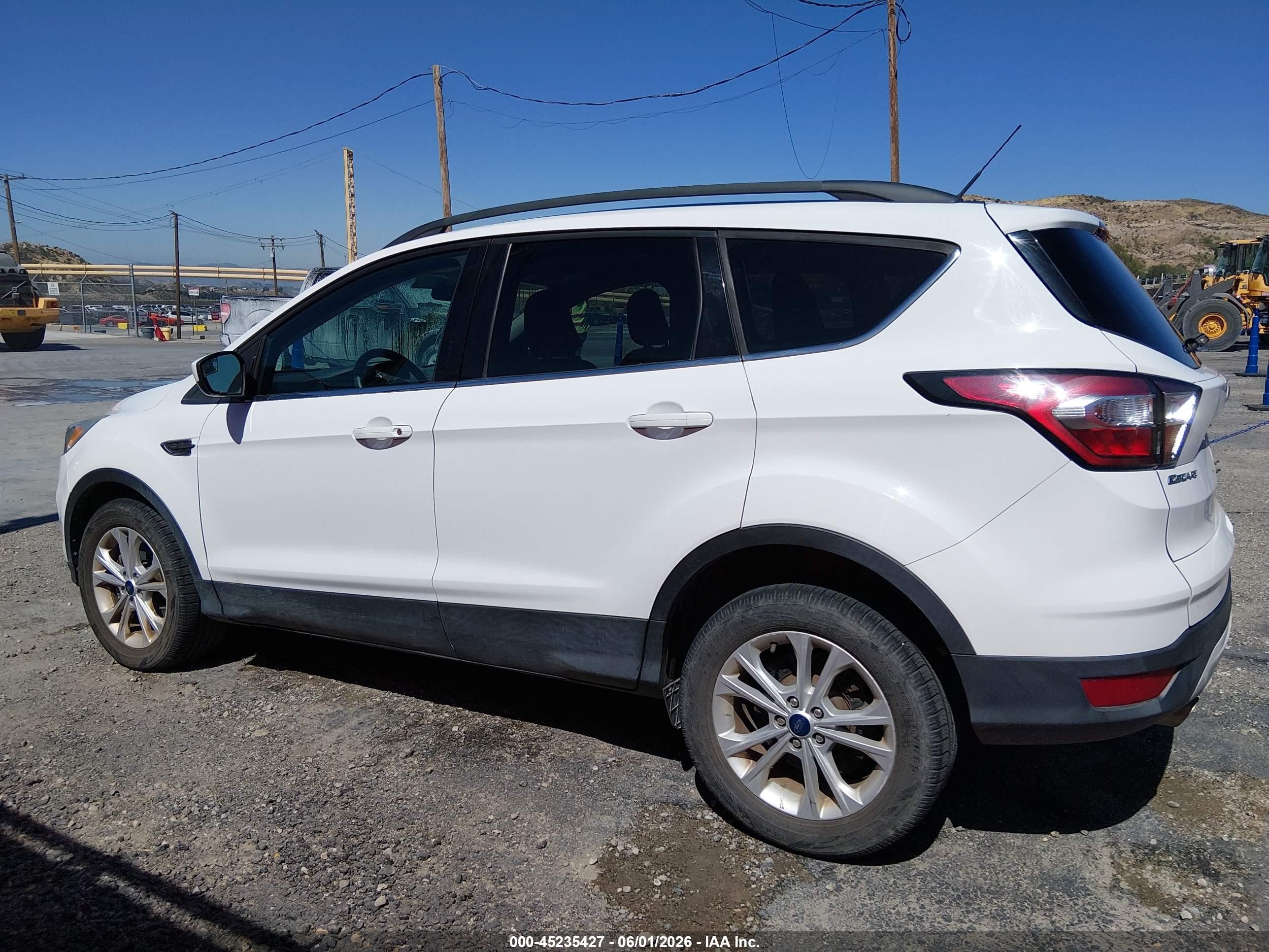 2018 Ford Escape Se Белый vin: 1FMCU9GD5JUD08575