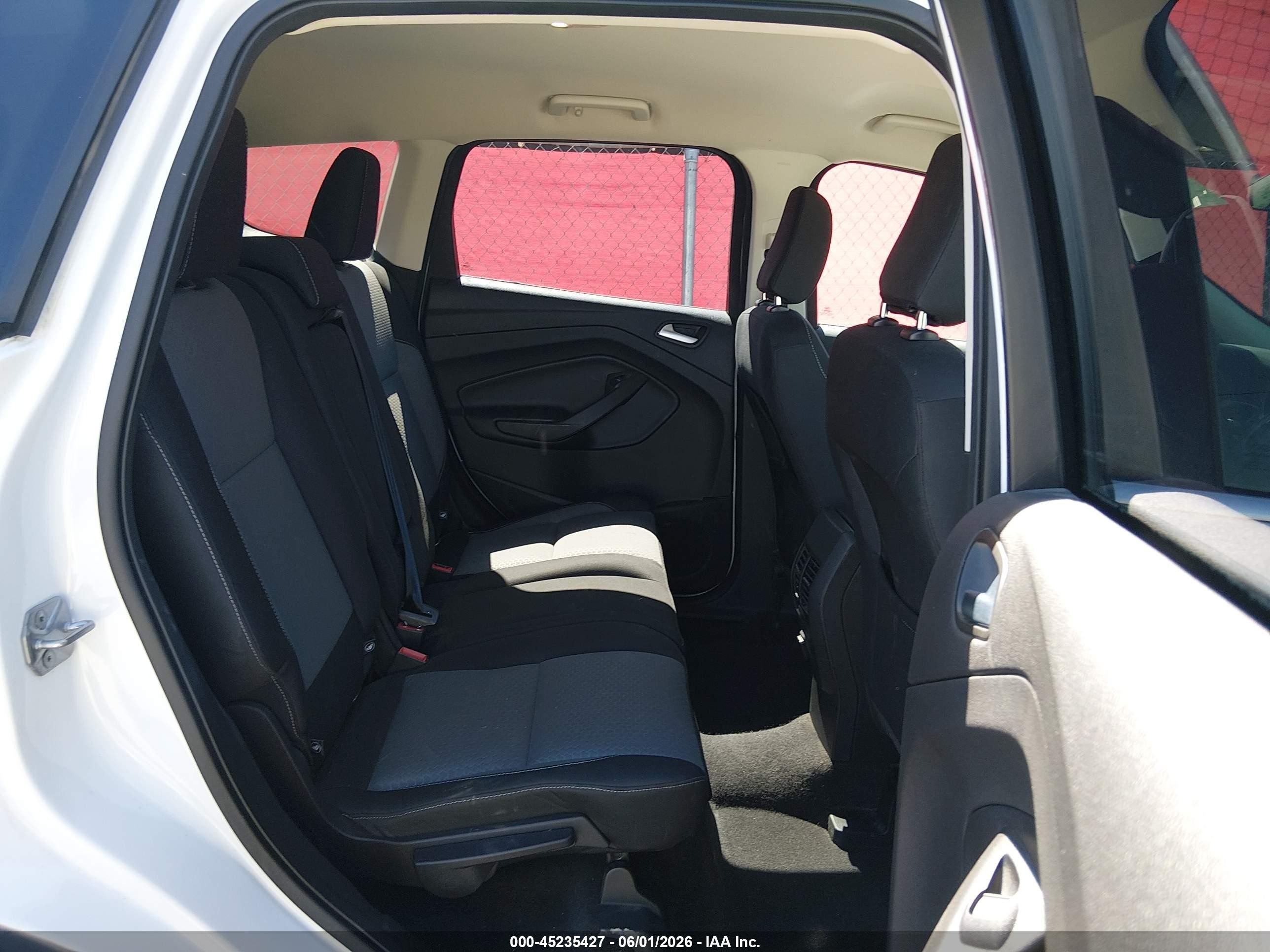 2018 Ford Escape Se Белый vin: 1FMCU9GD5JUD08575