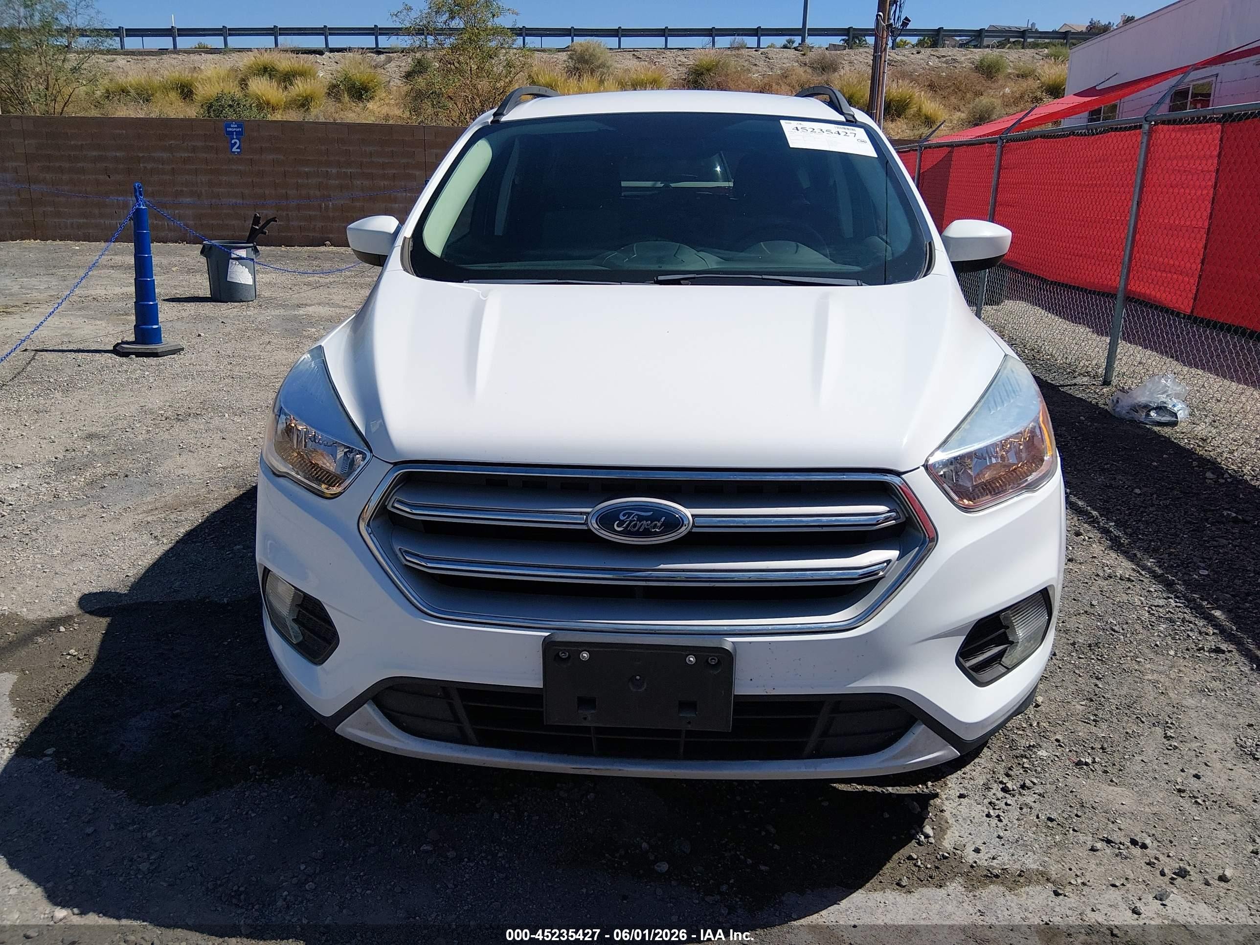 2018 Ford Escape Se Белый vin: 1FMCU9GD5JUD08575