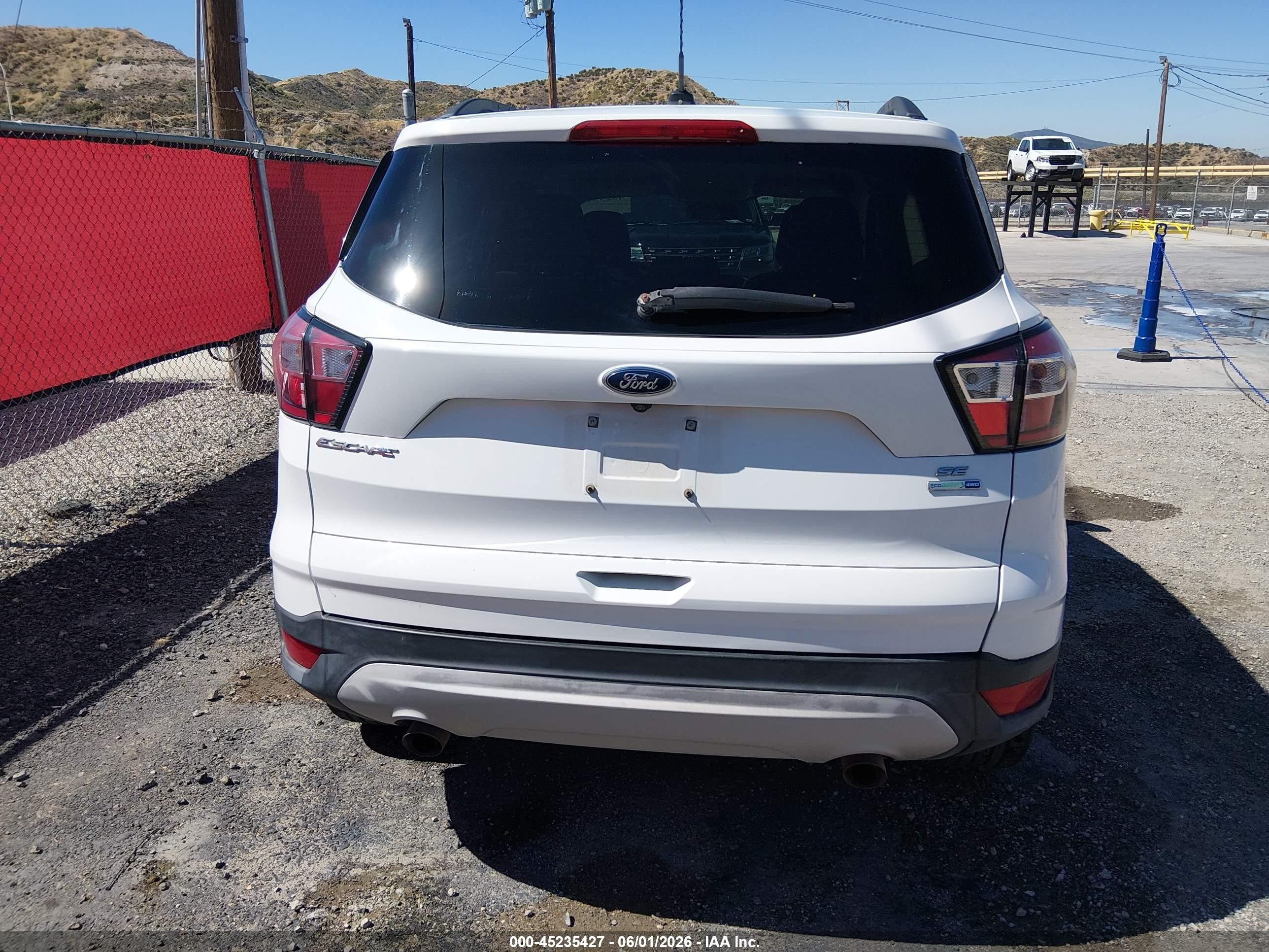 2018 Ford Escape Se Белый vin: 1FMCU9GD5JUD08575