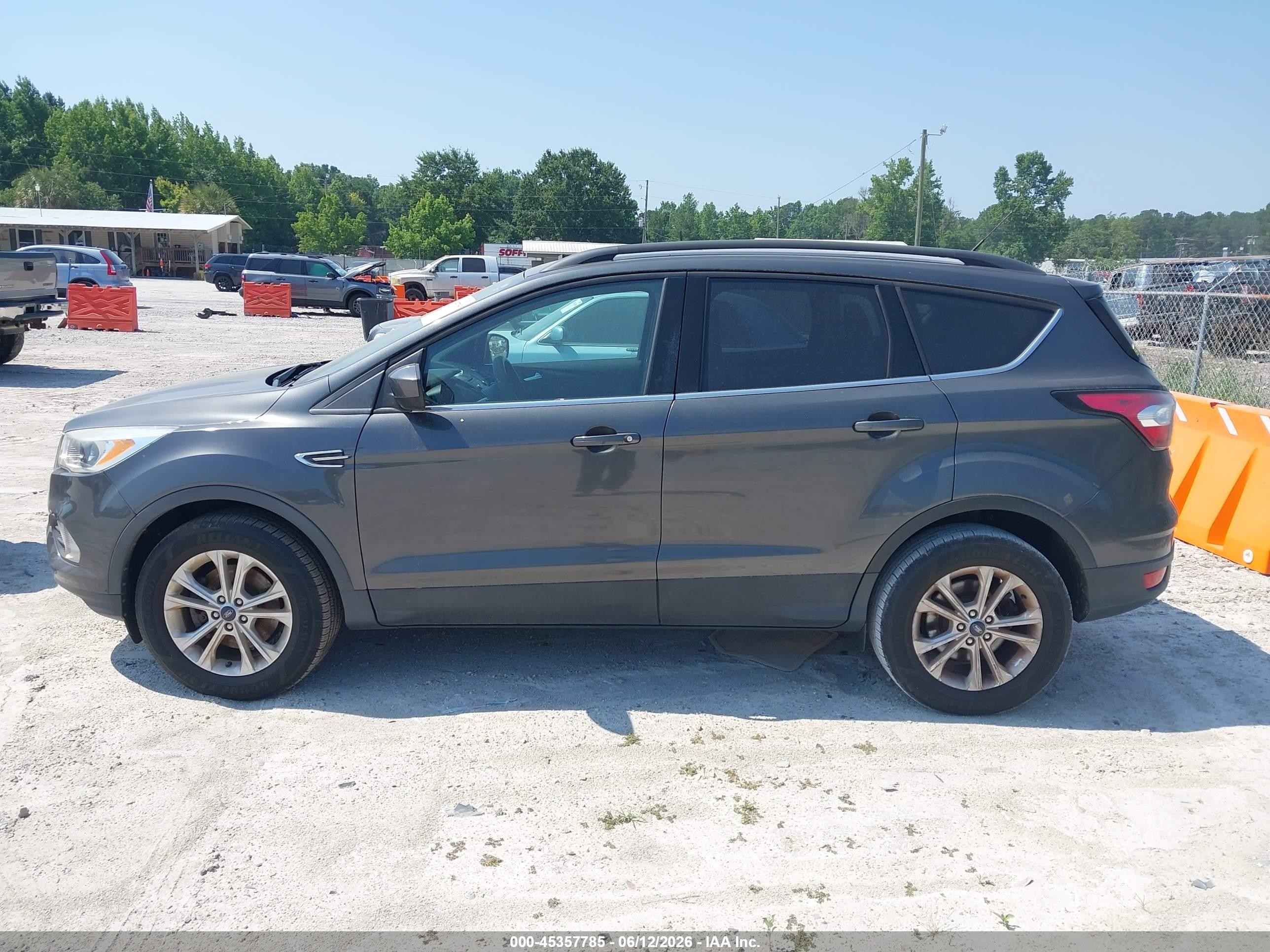 2018 Ford Escape Se Gray vin: 1FMCU9GD8JUC90170