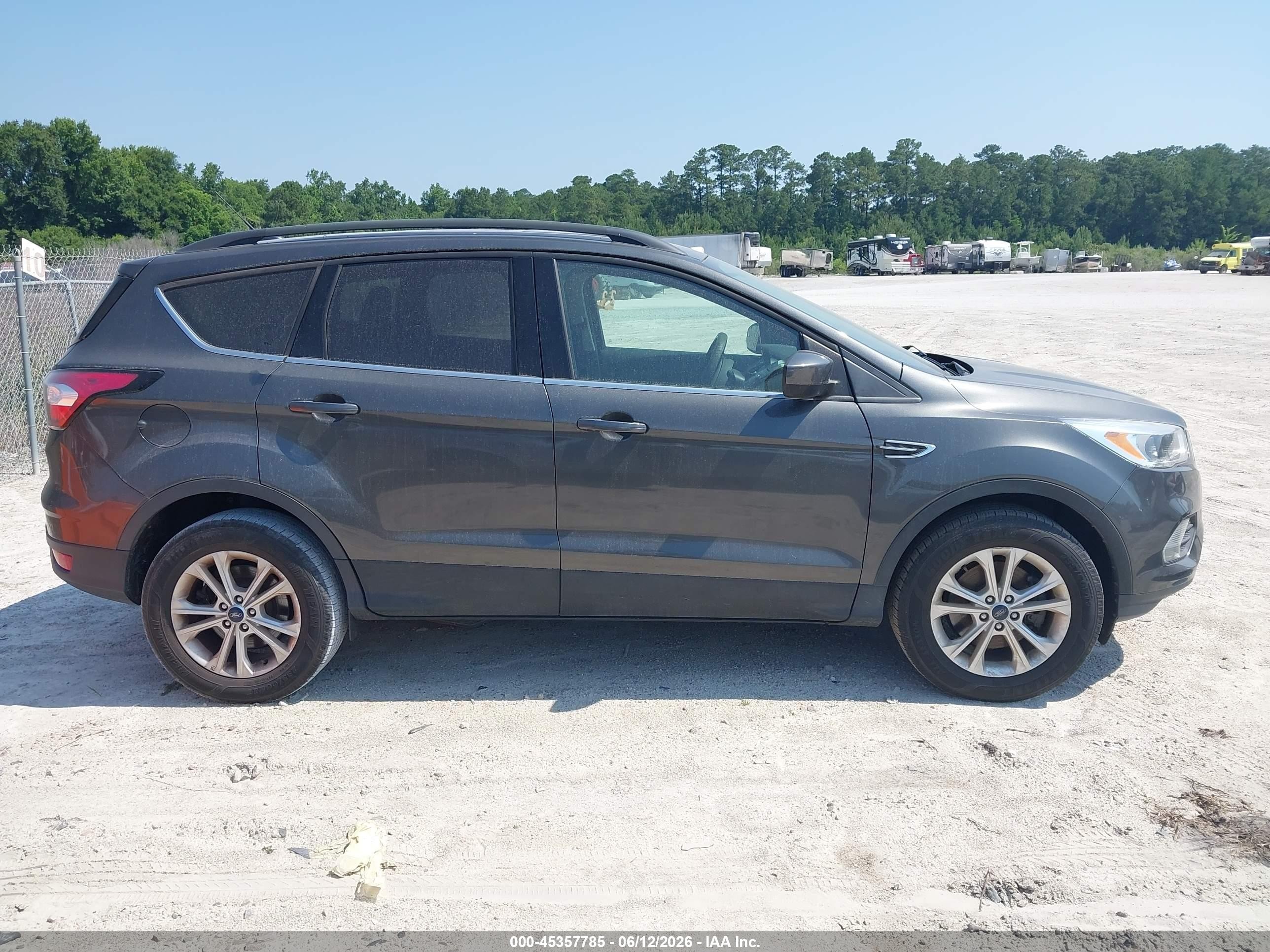 2018 Ford Escape Se Gray vin: 1FMCU9GD8JUC90170