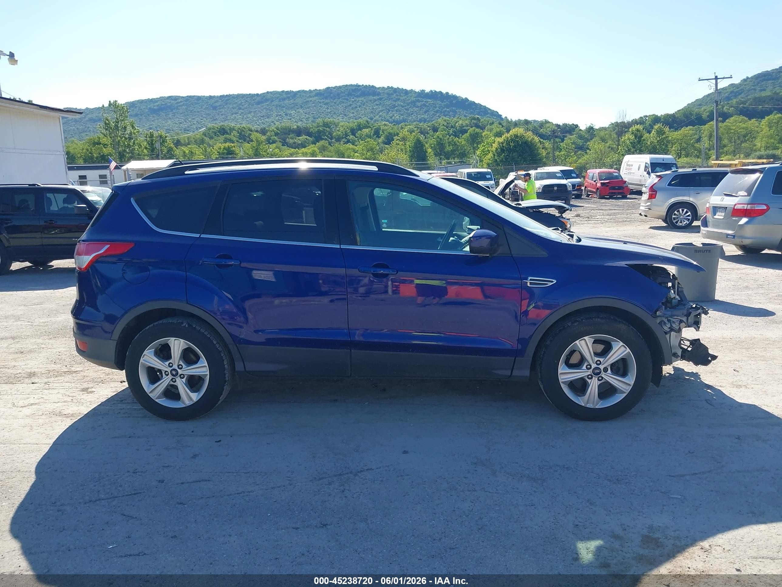 2016 Ford Escape Se Синий vin: 1FMCU9GX2GUC29903