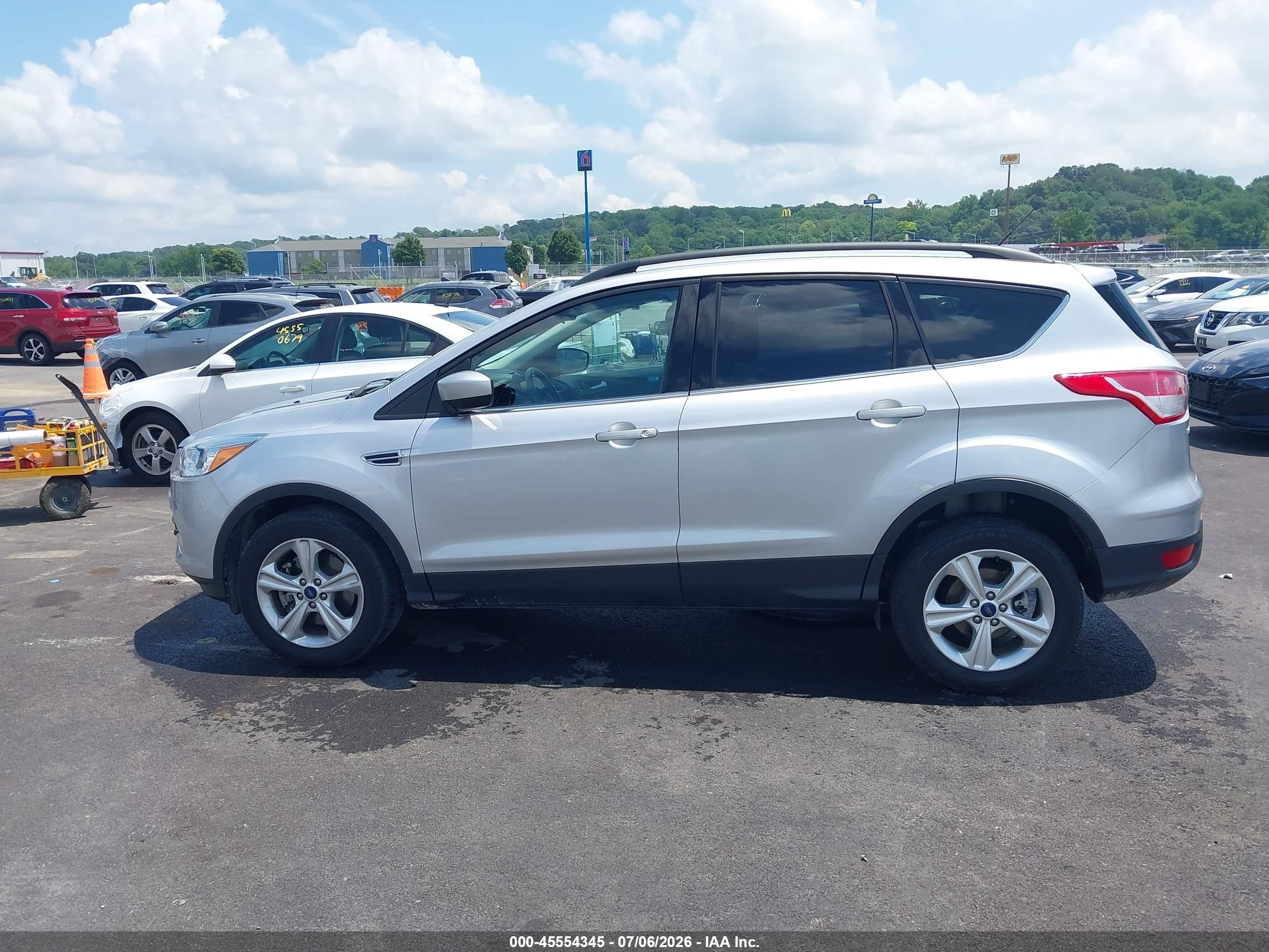 2015 Ford Escape Se Серебряный vin: 1FMCU9GX7FUB72337