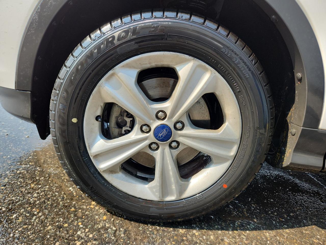 2014 Ford Escape Se White vin: 1FMCU9GXXEUB33370 Damage: Left Front Wheel, Curb Rash, 3 To 4 Inches
