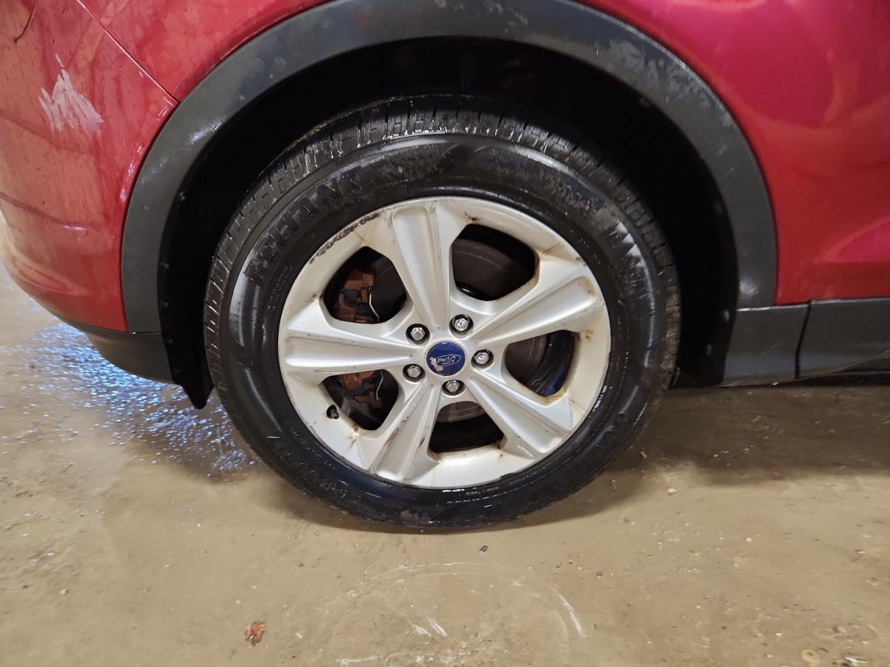 2014 Ford Escape Se Red vin: 1FMCU9GXXEUD23136 Damage: Left Front Wheel, Curb Rash, > 12 Inches