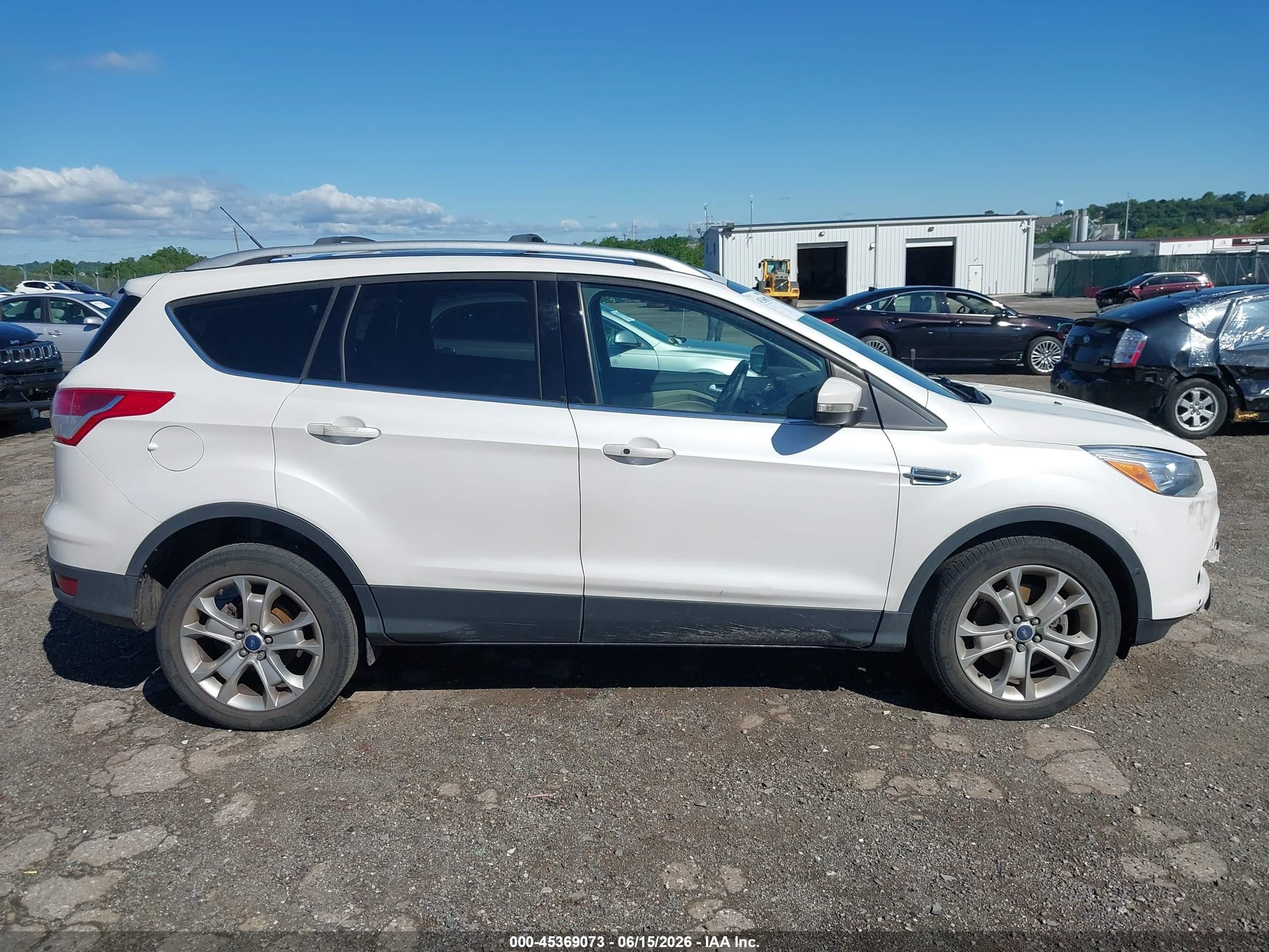 2015 Ford Escape Titanium White vin: 1FMCU9J90FUA98320