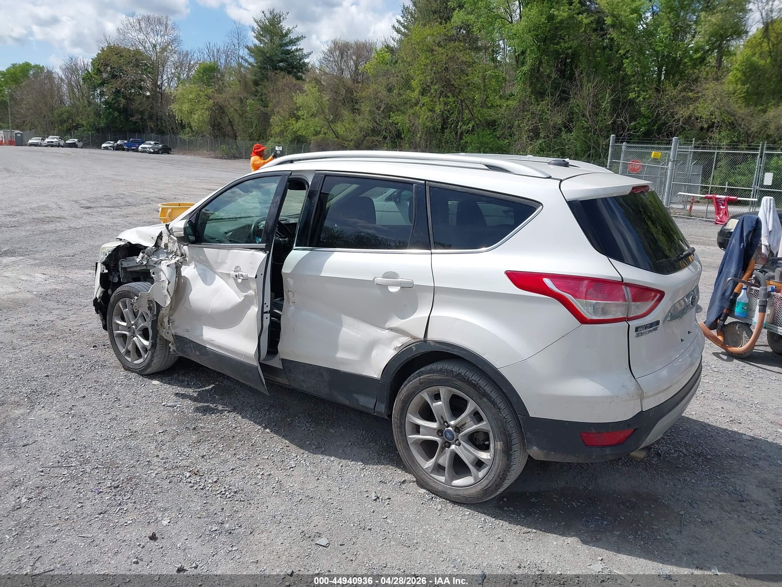 2015 Ford Escape Titanium White vin: 1FMCU9J90FUB12040