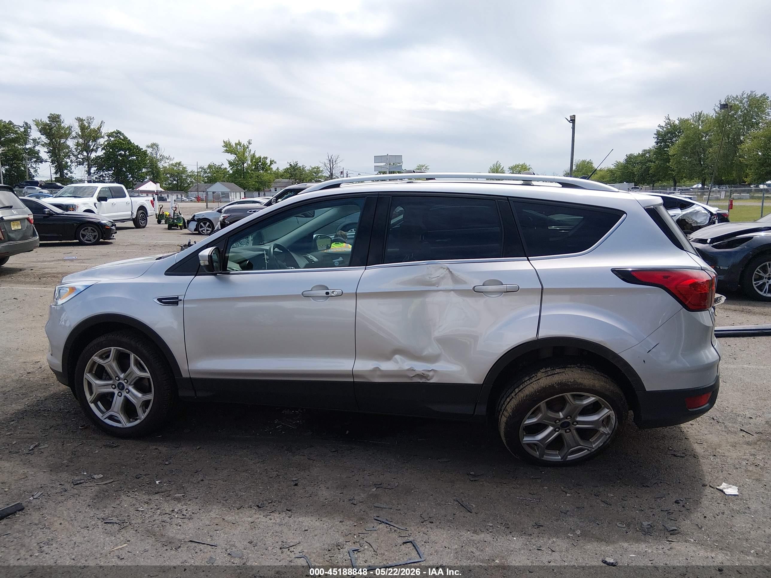2019 Ford Escape Titanium Silver vin: 1FMCU9J90KUC57086
