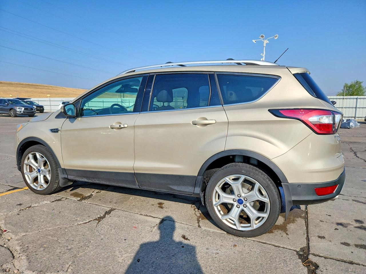 2017 Ford Escape Titanium Золотой vin: 1FMCU9J93HUE47537