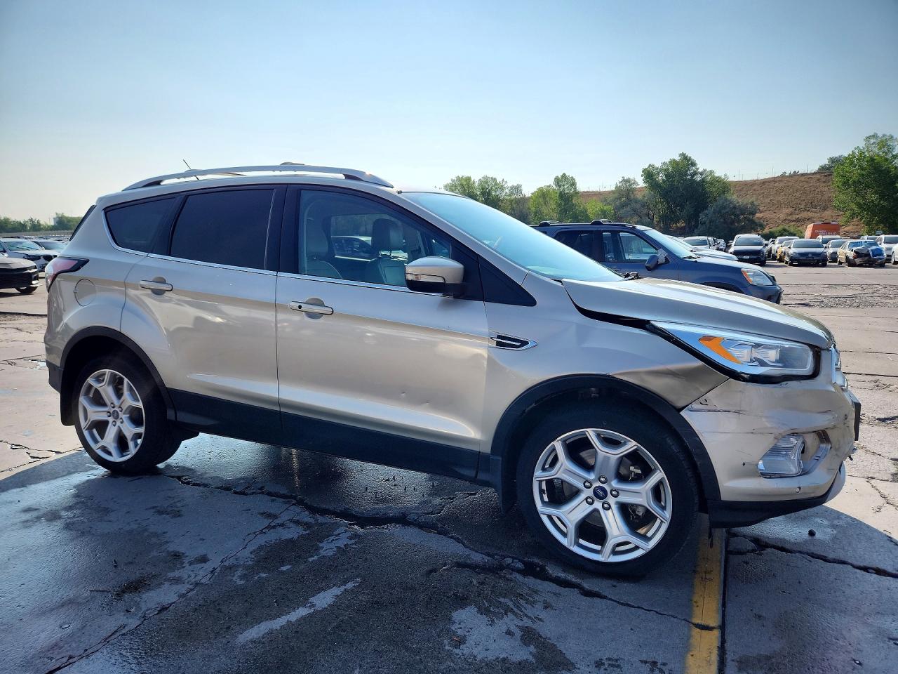 2017 Ford Escape Titanium Золотой vin: 1FMCU9J93HUE47537