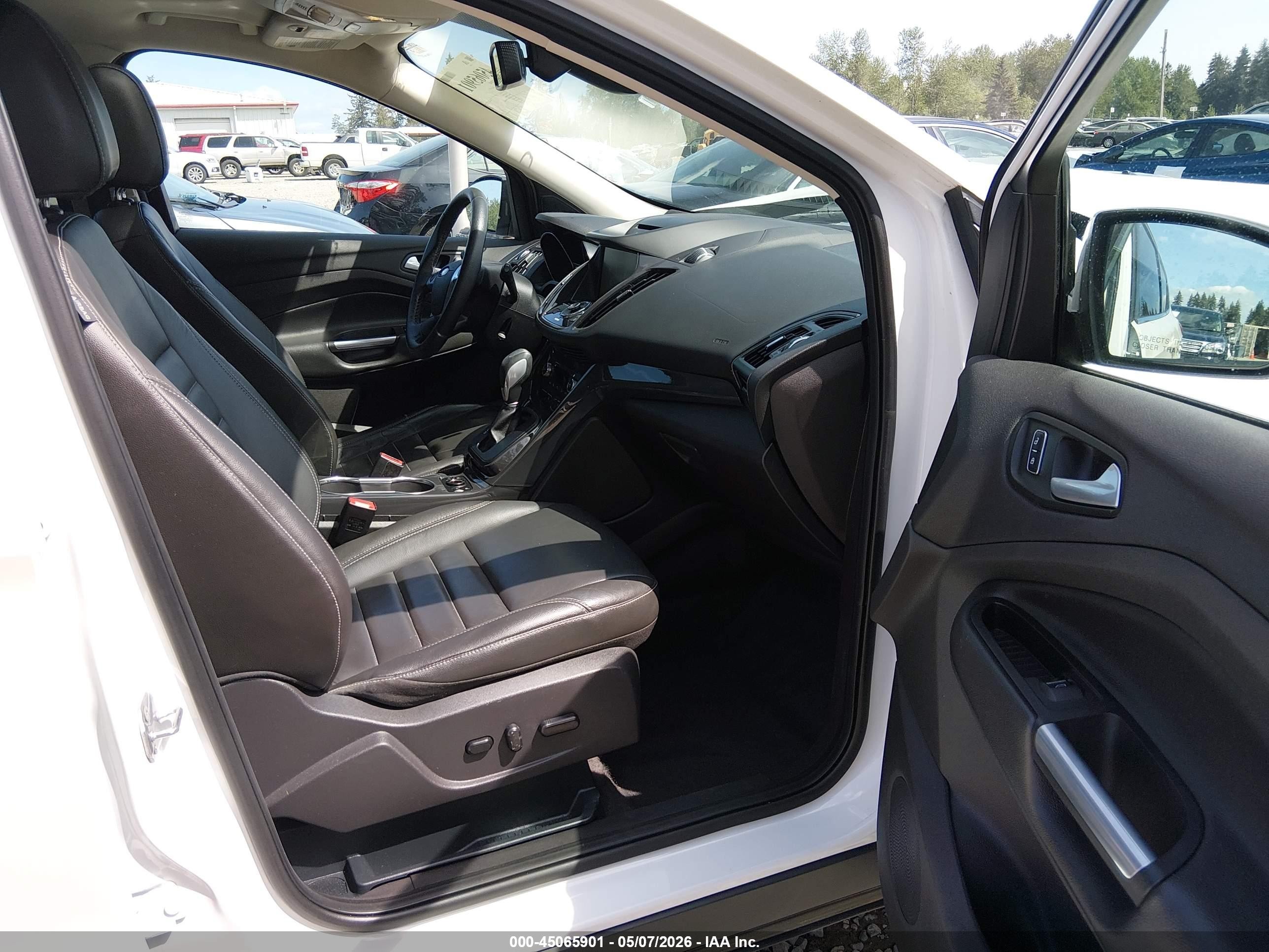 2015 Ford Escape Titanium White vin: 1FMCU9J95FUA53132