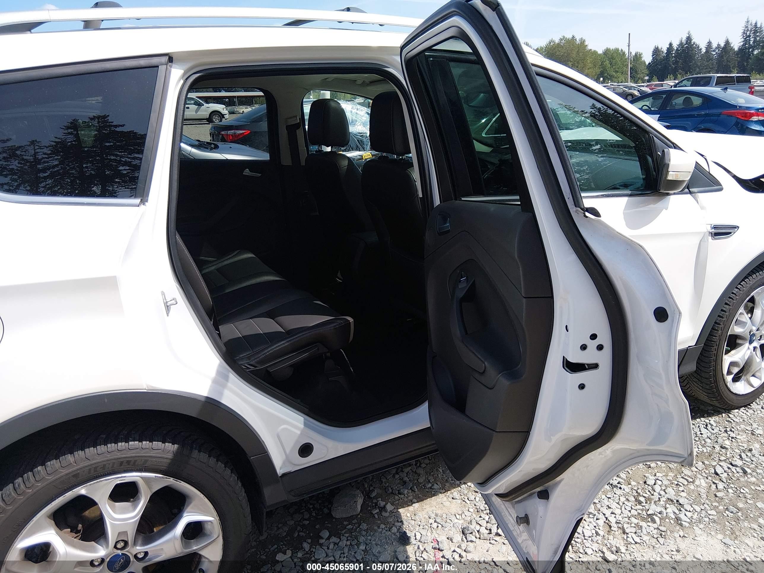 2015 Ford Escape Titanium White vin: 1FMCU9J95FUA53132