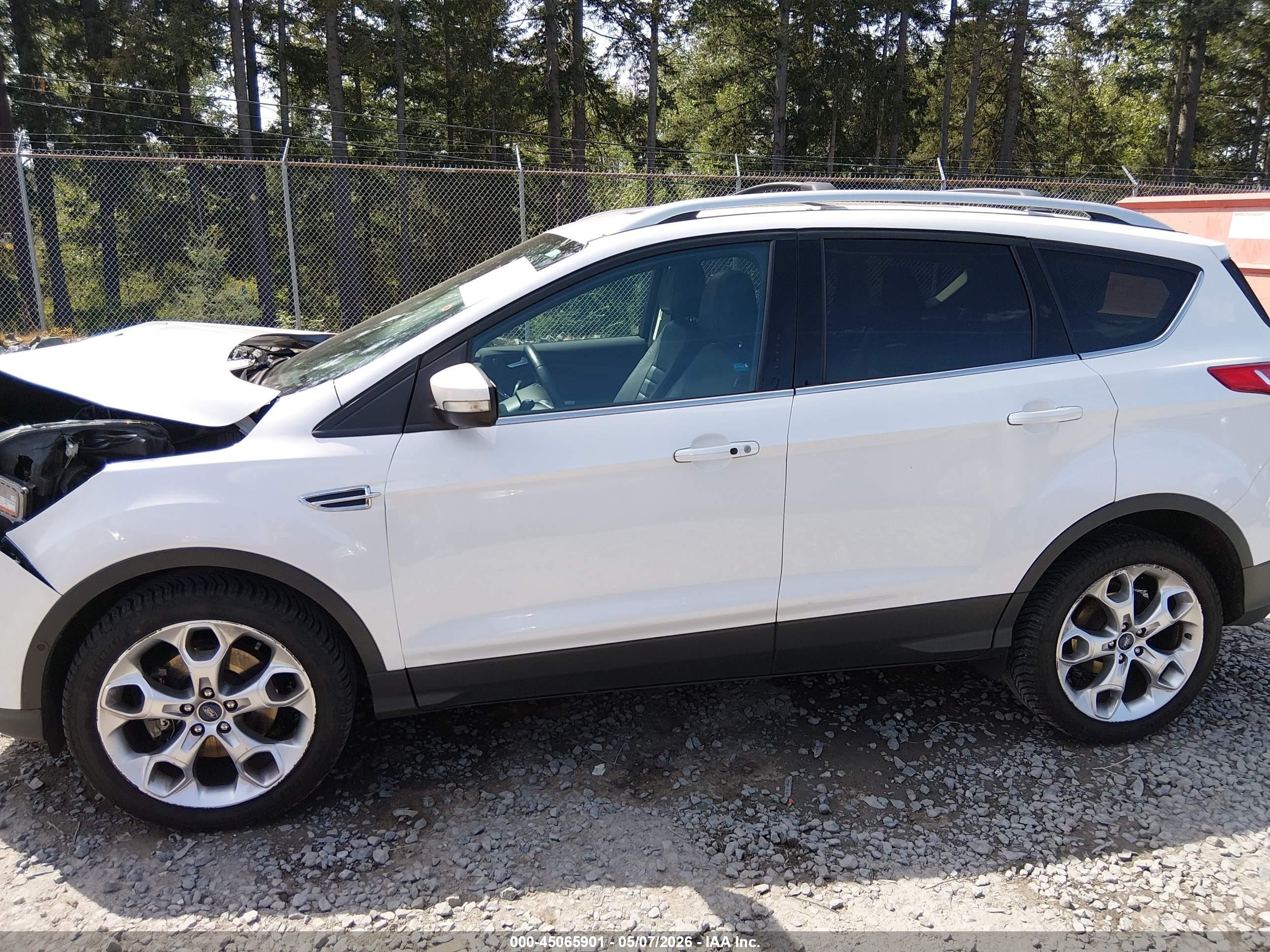 2015 Ford Escape Titanium White vin: 1FMCU9J95FUA53132
