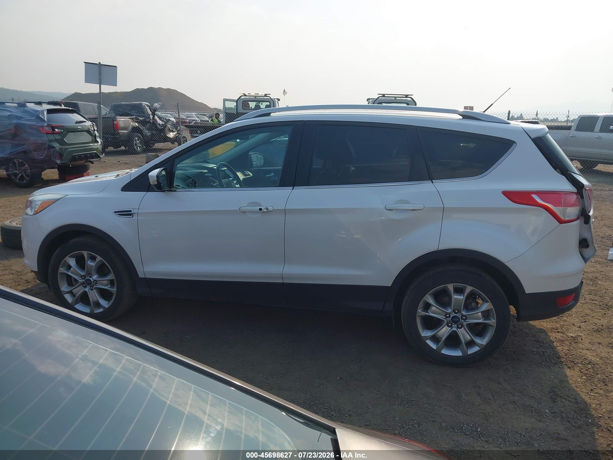 2015 Ford Escape Titanium White vin: 1FMCU9J95FUB63775