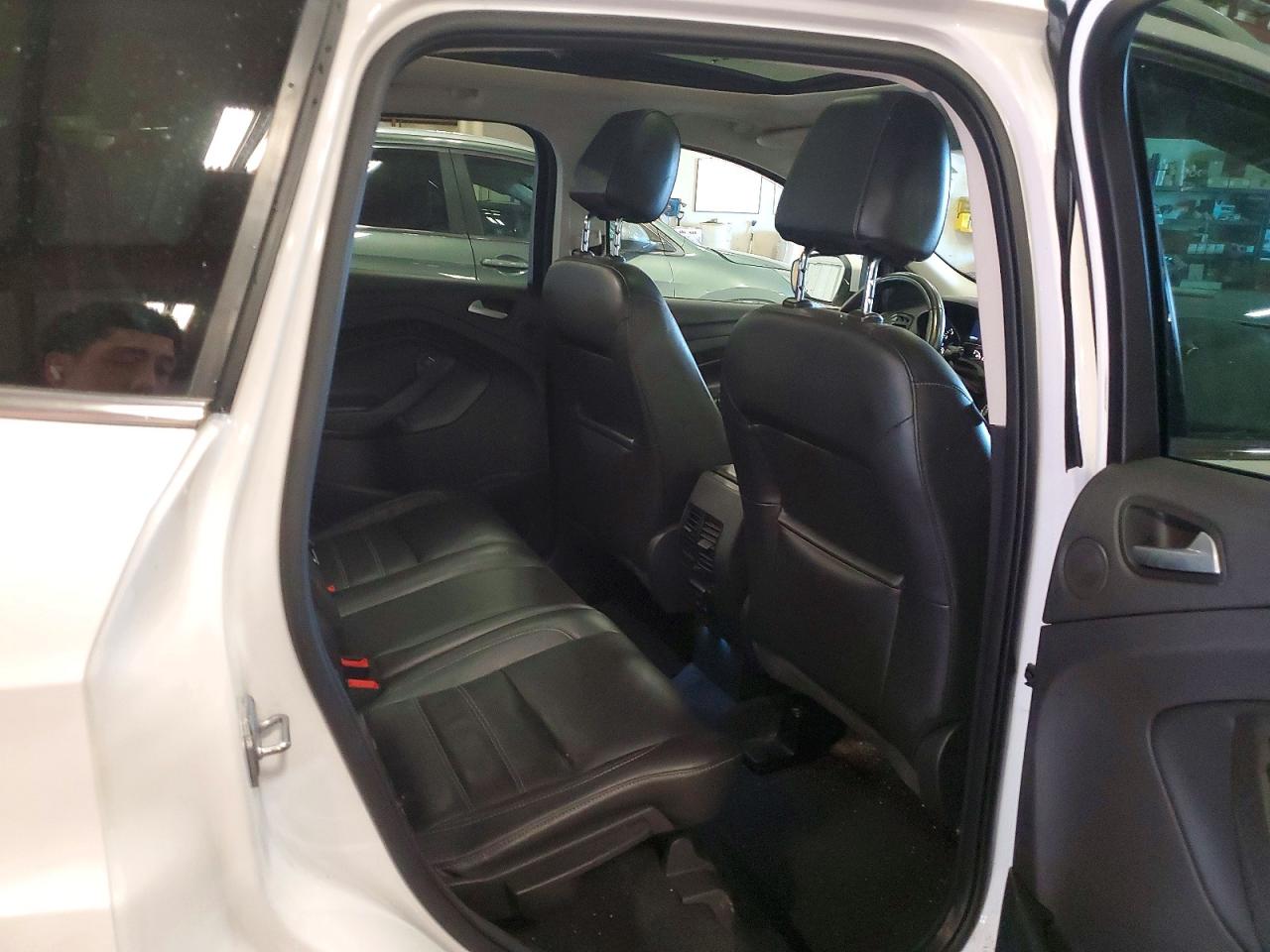 2017 Ford Escape Titanium White vin: 1FMCU9J96HUB99882