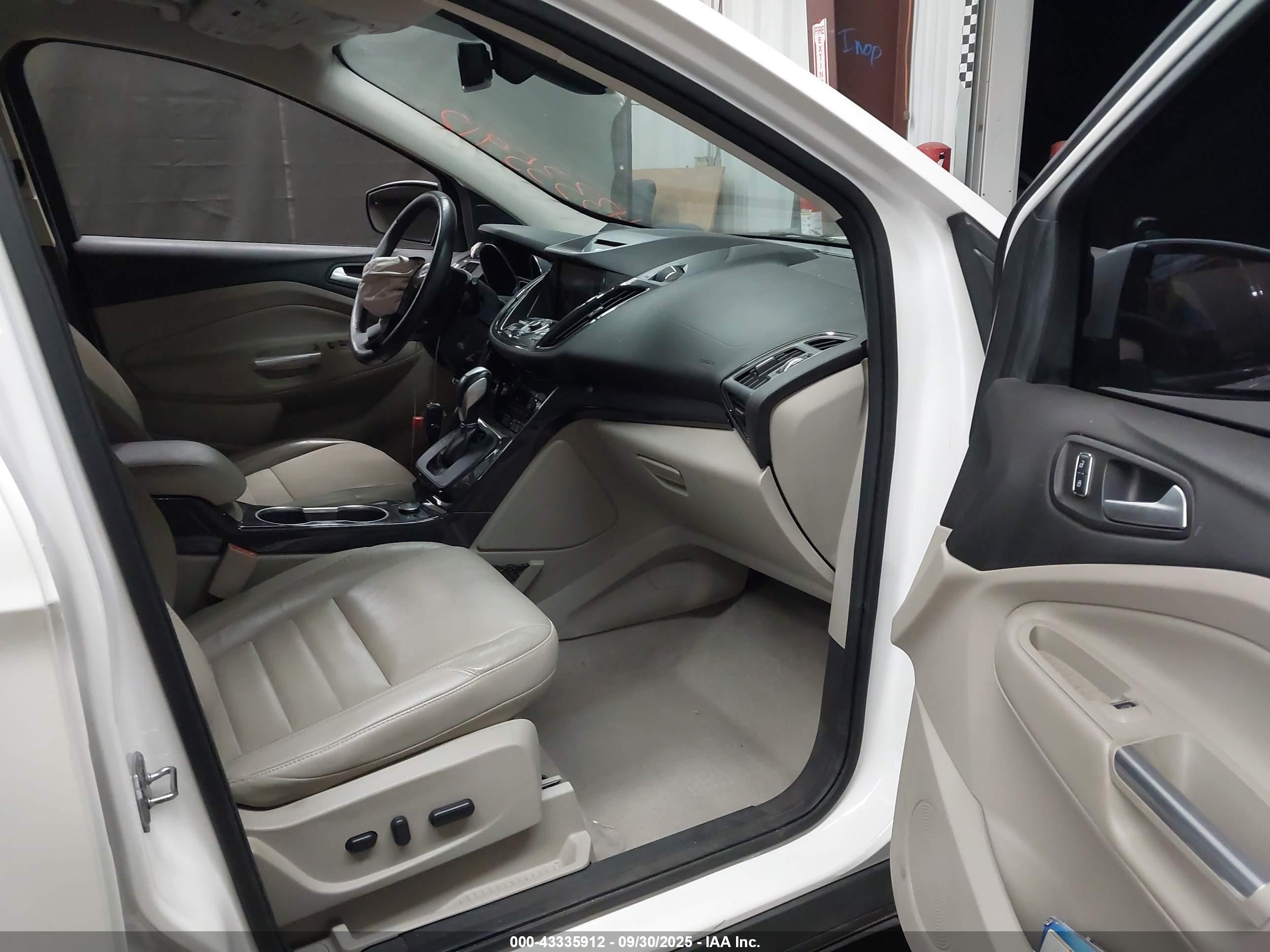 2015 Ford Escape Titanium White vin: 1FMCU9J98FUA24577