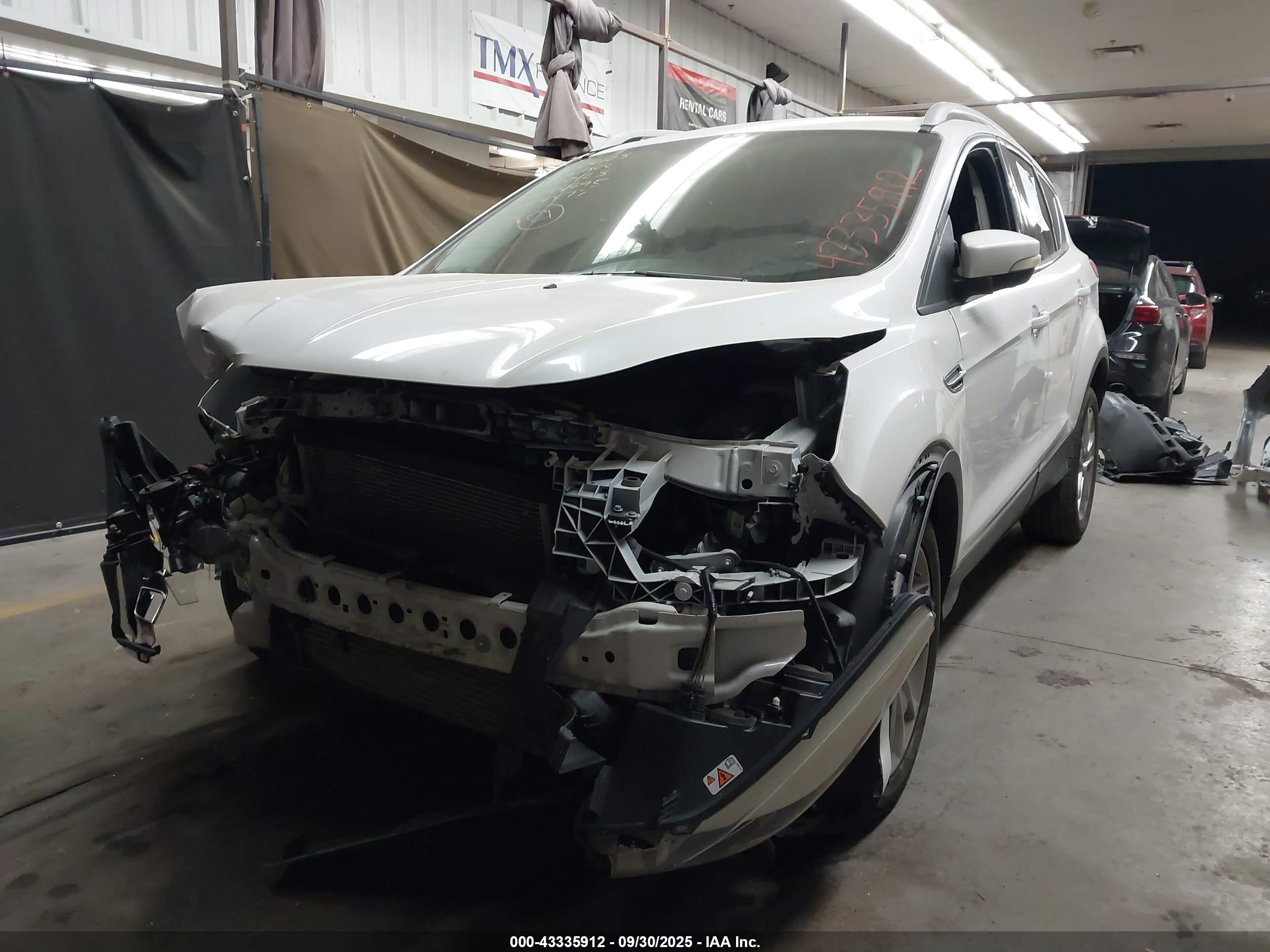 2015 Ford Escape Titanium White vin: 1FMCU9J98FUA24577