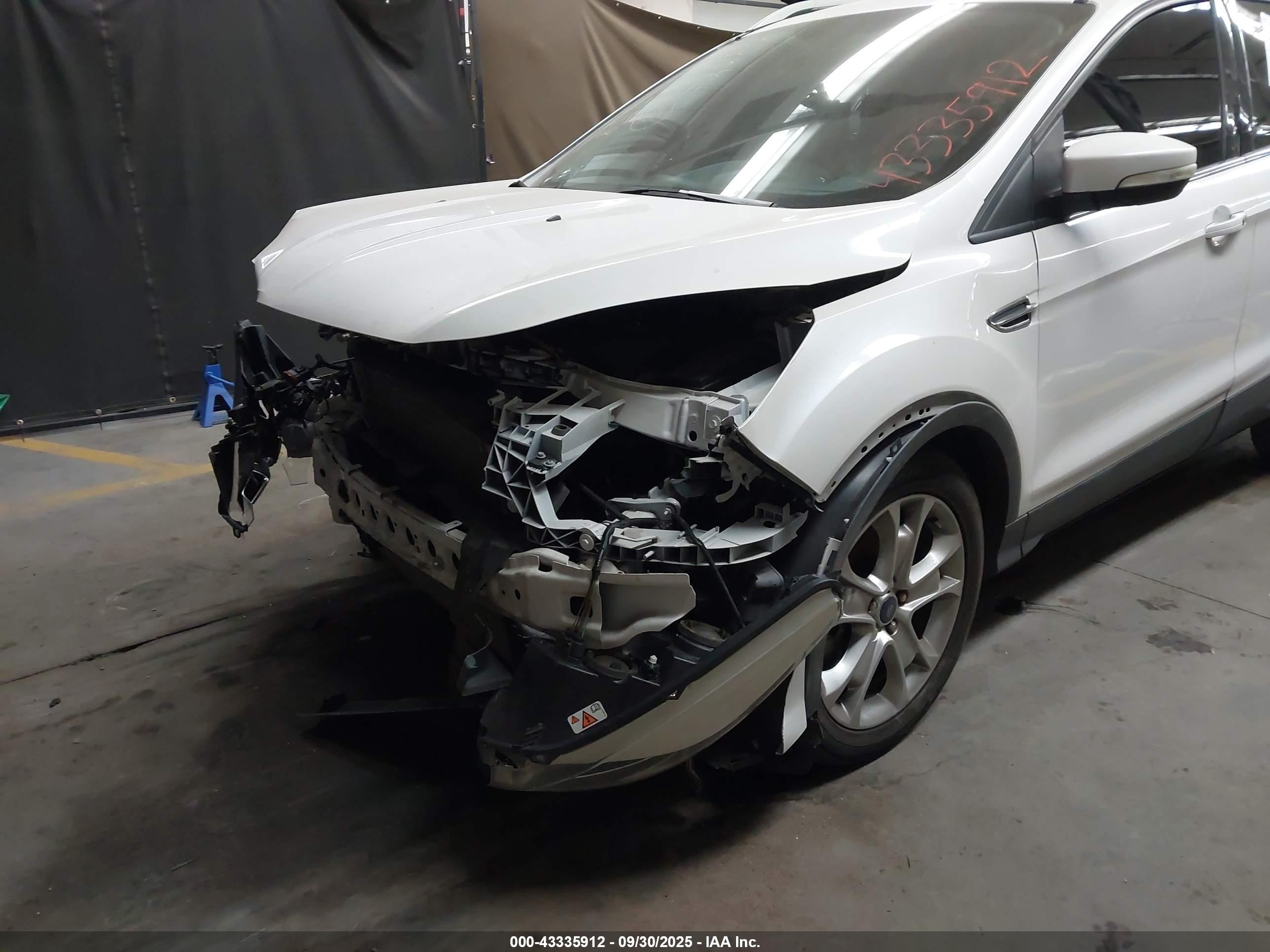 2015 Ford Escape Titanium White vin: 1FMCU9J98FUA24577