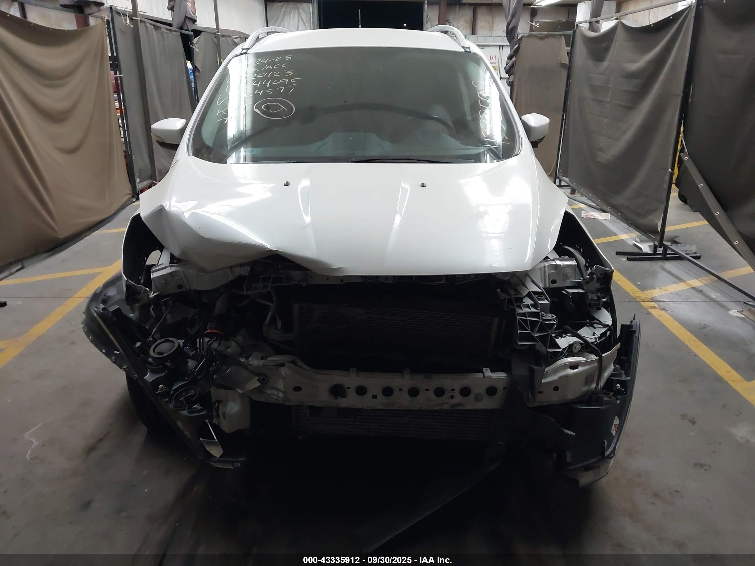 2015 Ford Escape Titanium White vin: 1FMCU9J98FUA24577