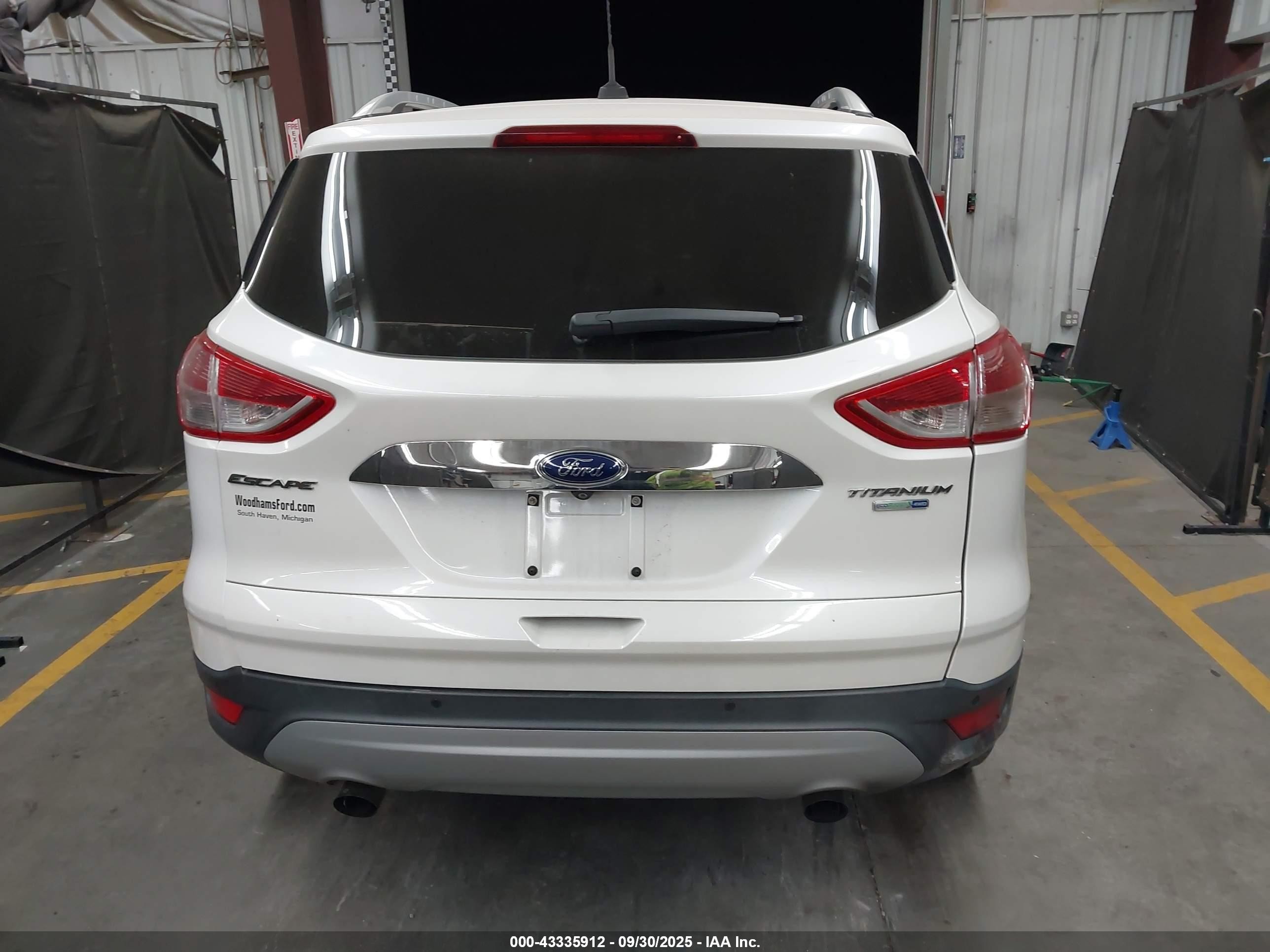2015 Ford Escape Titanium White vin: 1FMCU9J98FUA24577