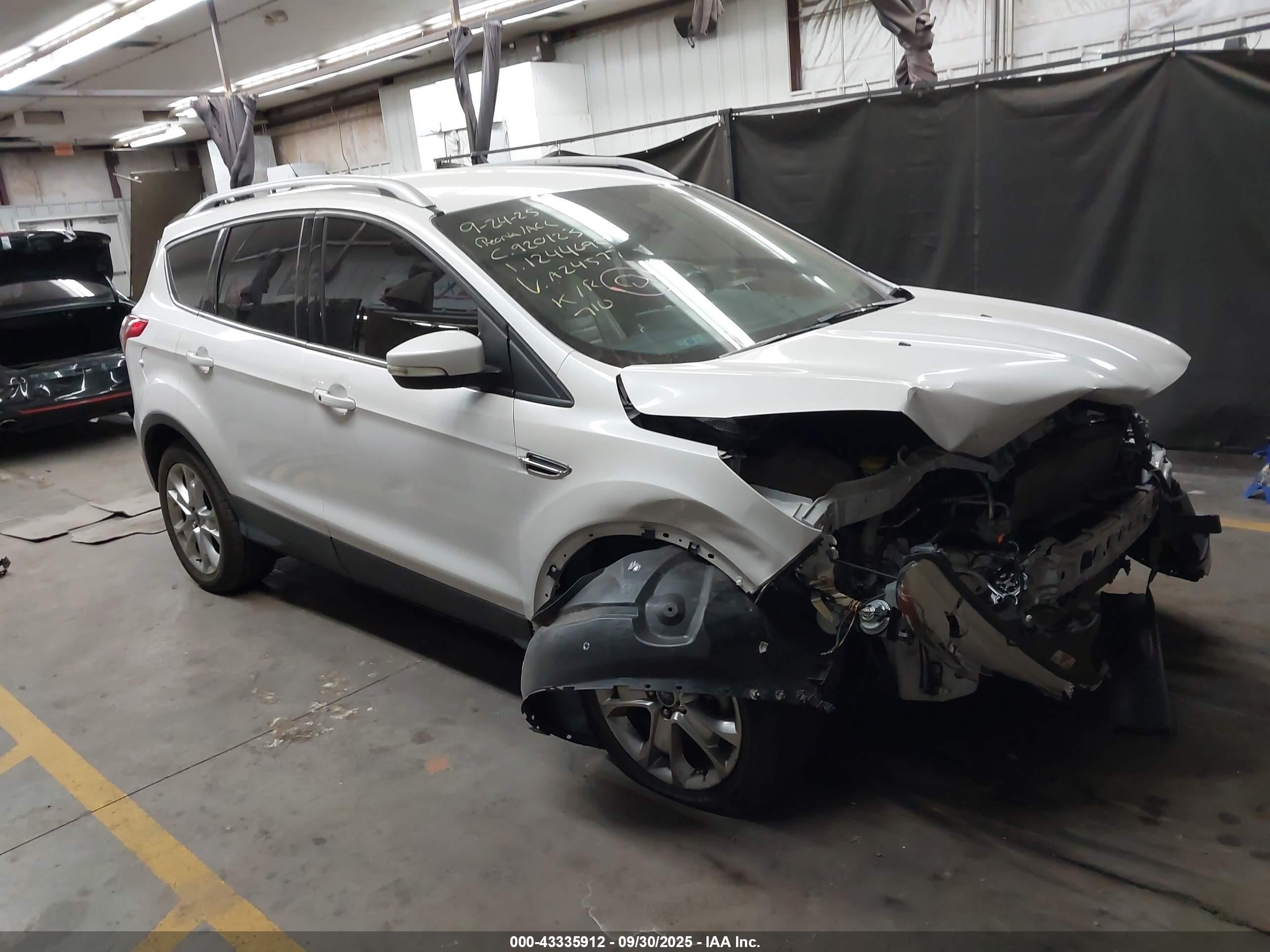 2015 Ford Escape Titanium White vin: 1FMCU9J98FUA24577