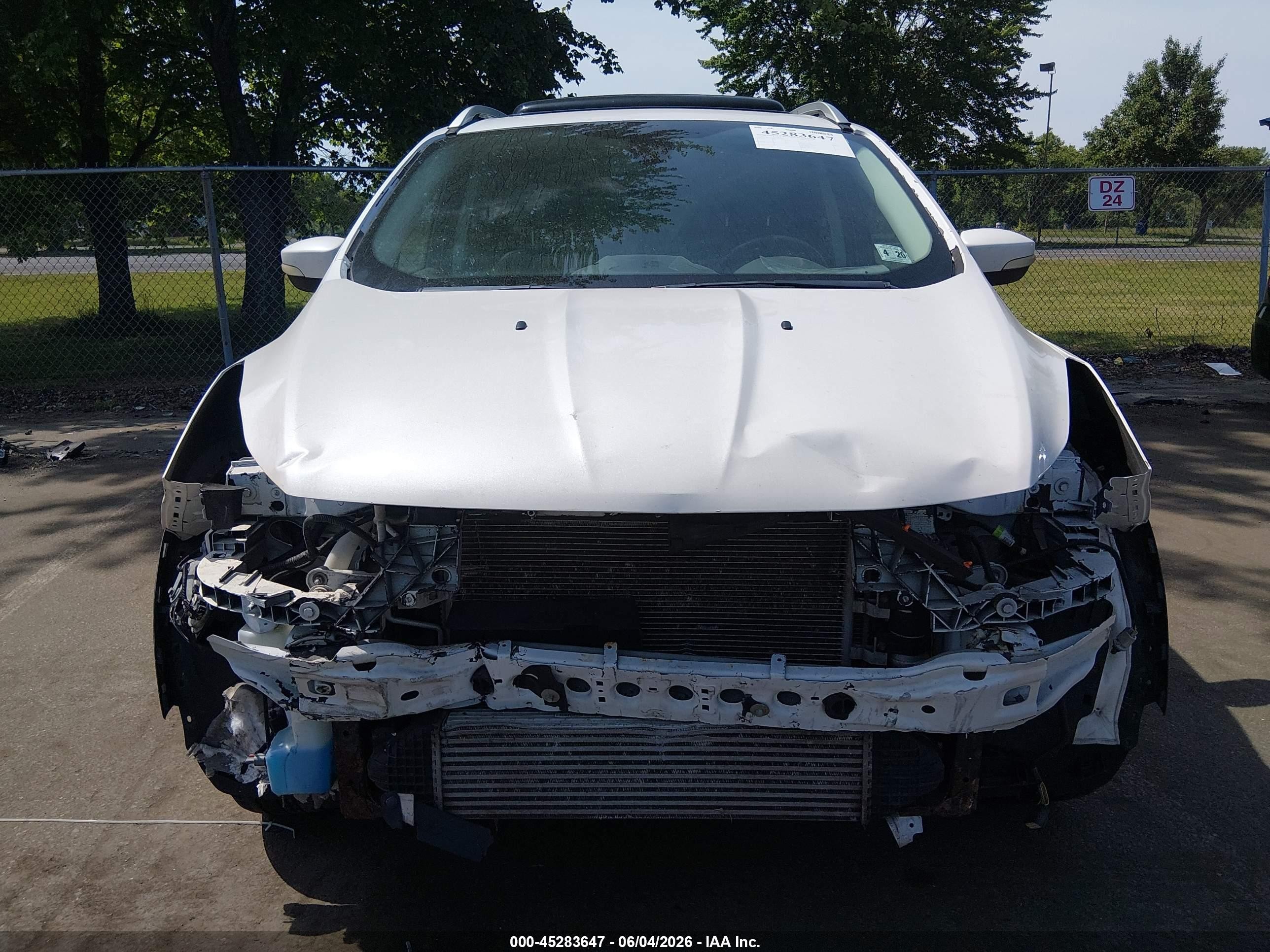 2015 Ford Escape Titanium White vin: 1FMCU9J98FUB55069