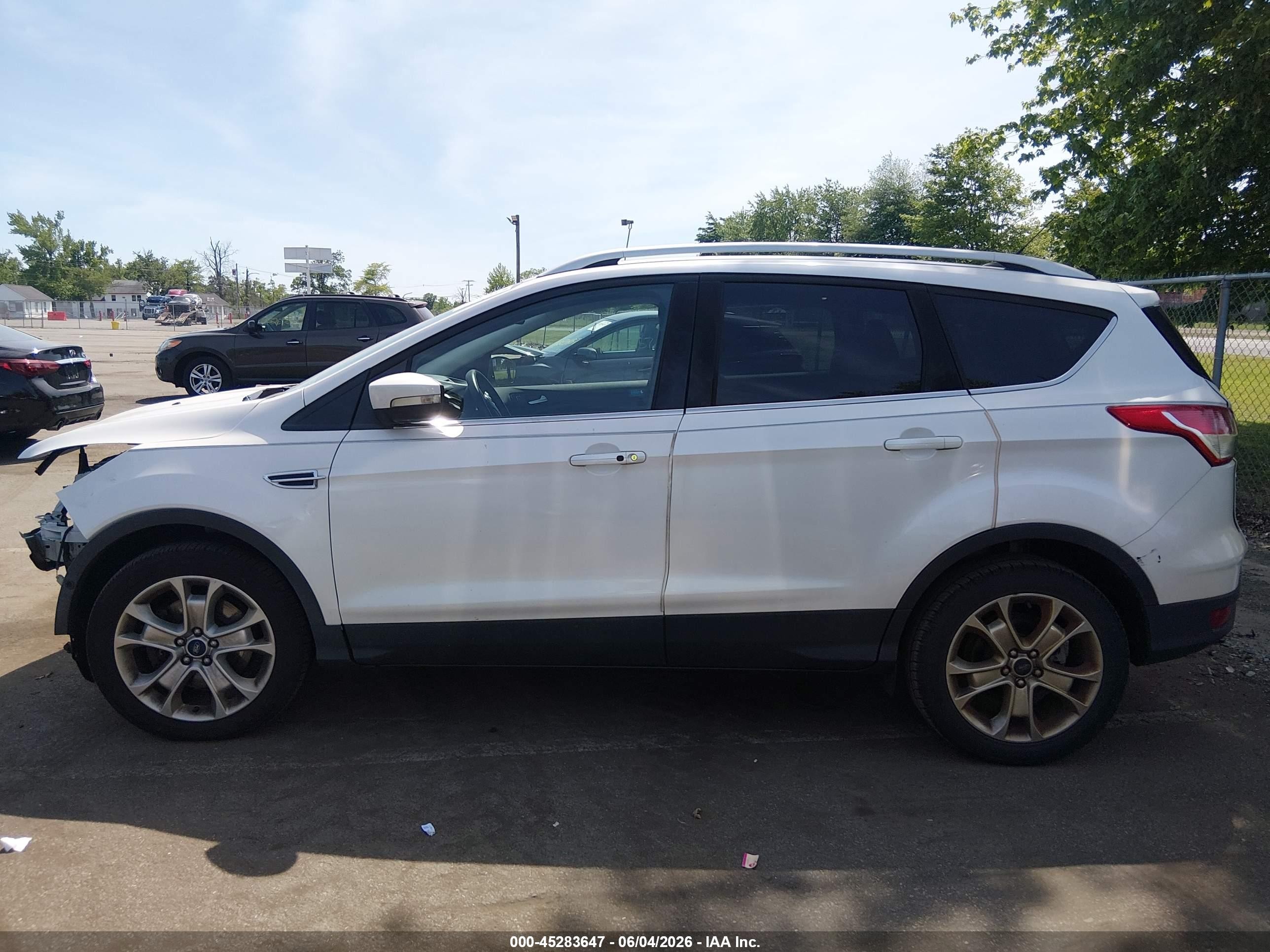 2015 Ford Escape Titanium White vin: 1FMCU9J98FUB55069