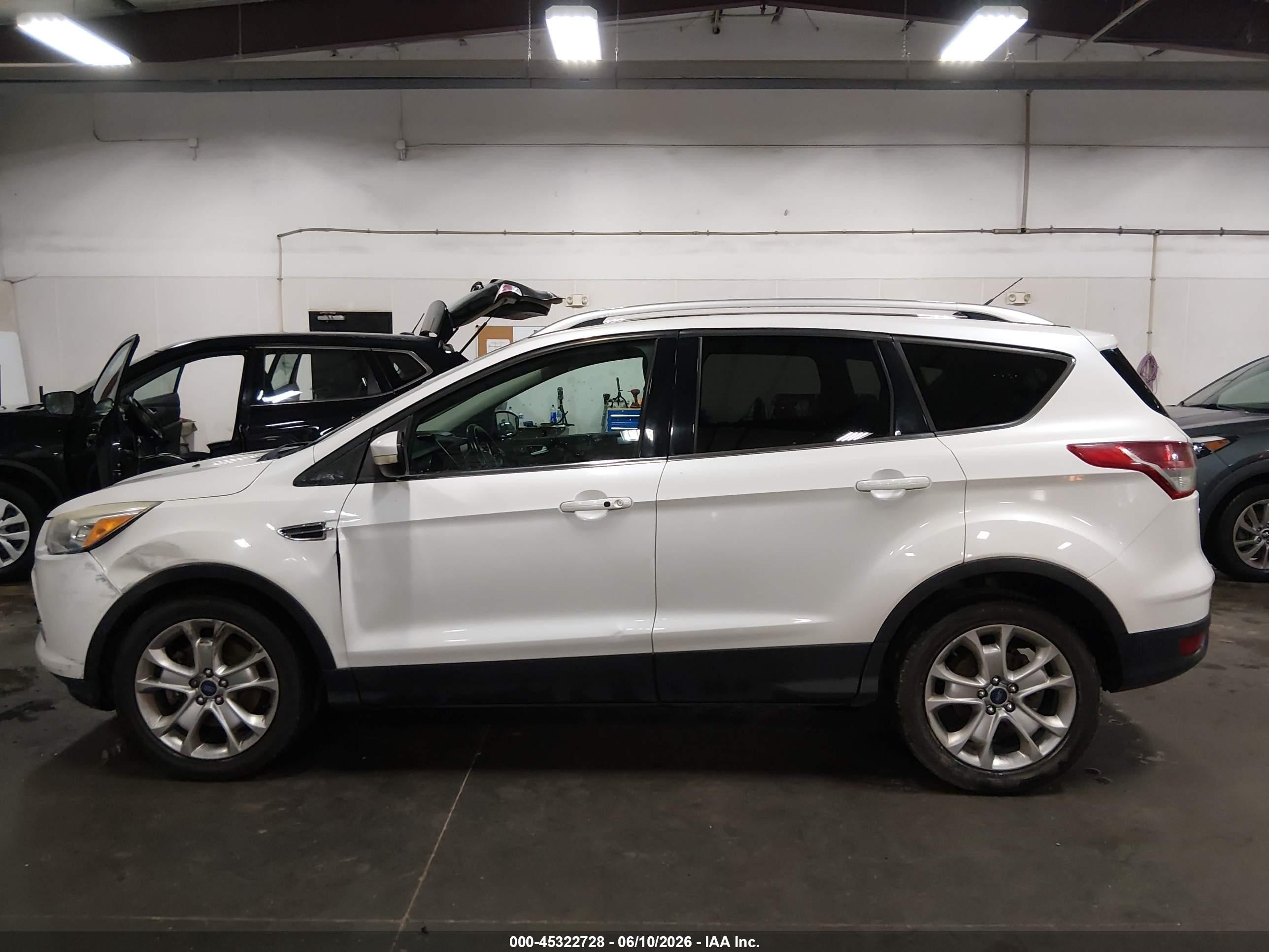 2015 Ford Escape Titanium White vin: 1FMCU9JX8FUC25474