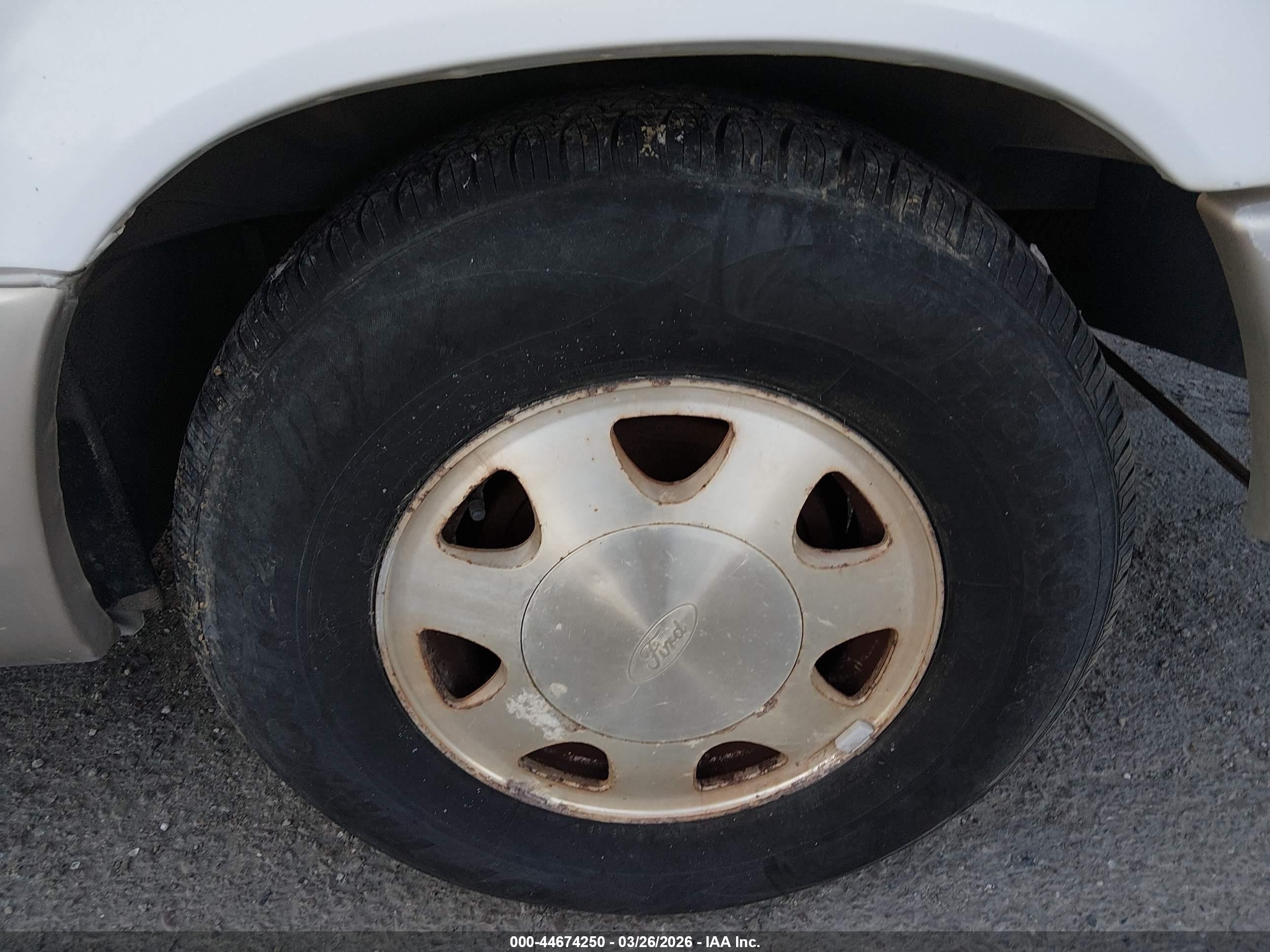 1996 Ford Aerostar   White vin: 1FMDA31X5TZB25146