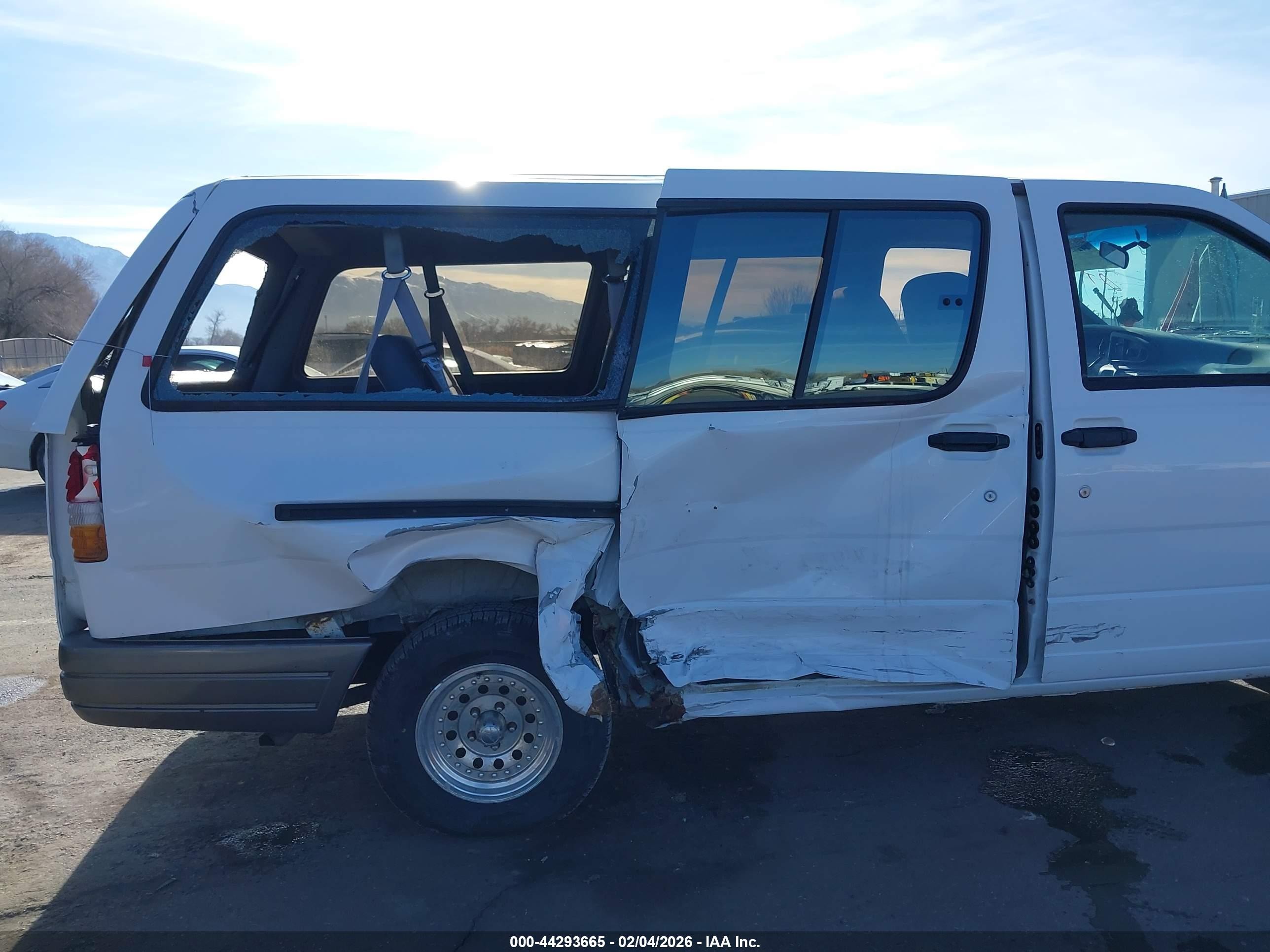 1996 Ford Aerostar   Белый vin: 1FMDA41X0TZC04472
