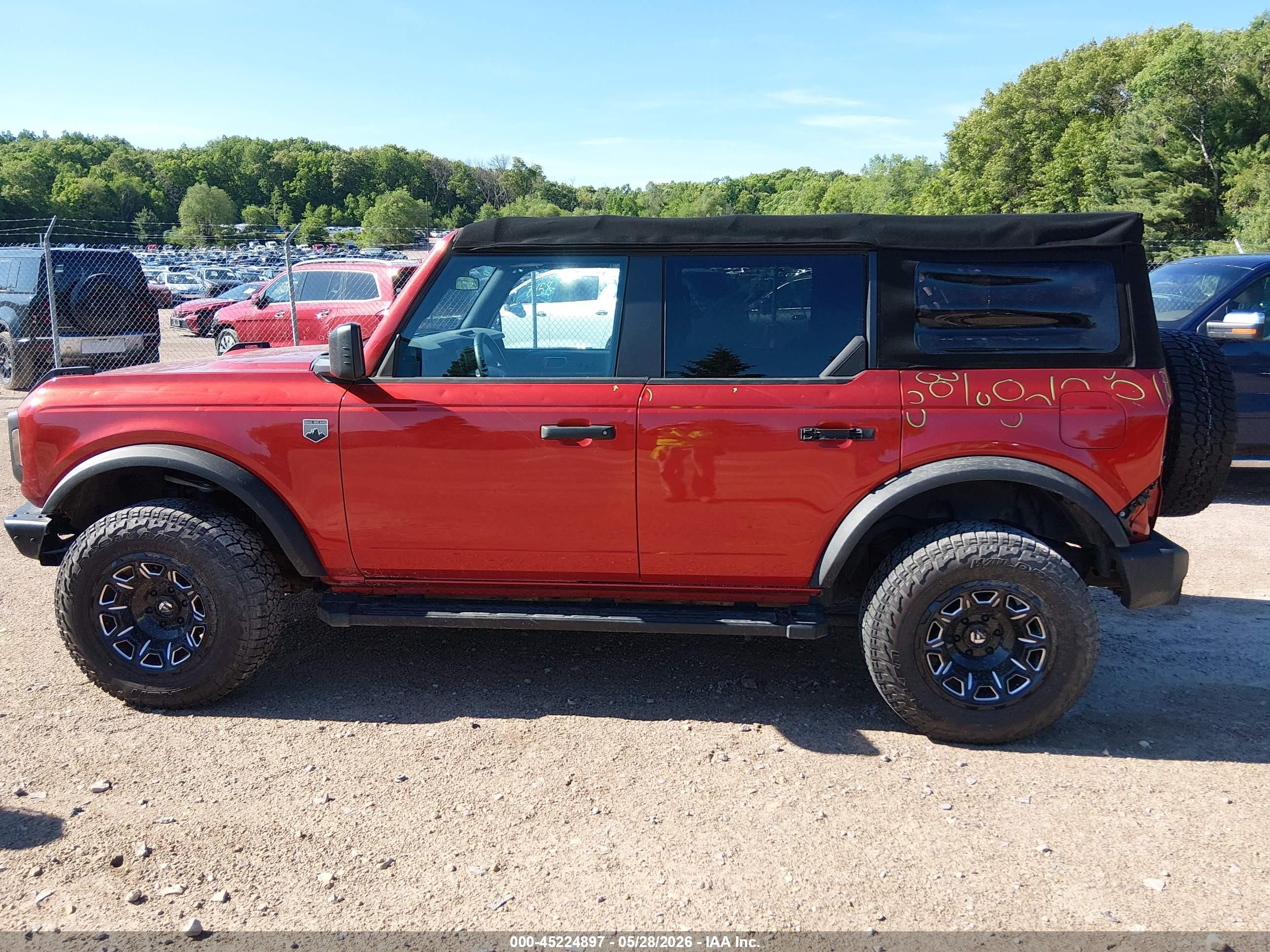 2022 Ford Bronco Big Bend Оранжевый vin: 1FMDE5BH0NLB00247
