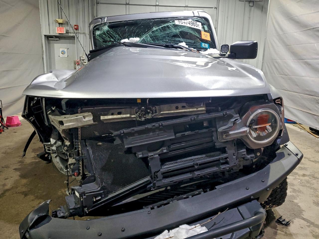 2022 Ford Bronco Base Silver vin: 1FMDE5BH2NLB61180