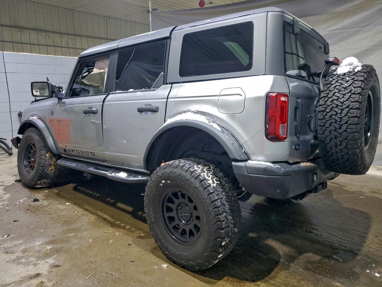 2022 Ford Bronco Base Silver vin: 1FMDE5BH2NLB61180