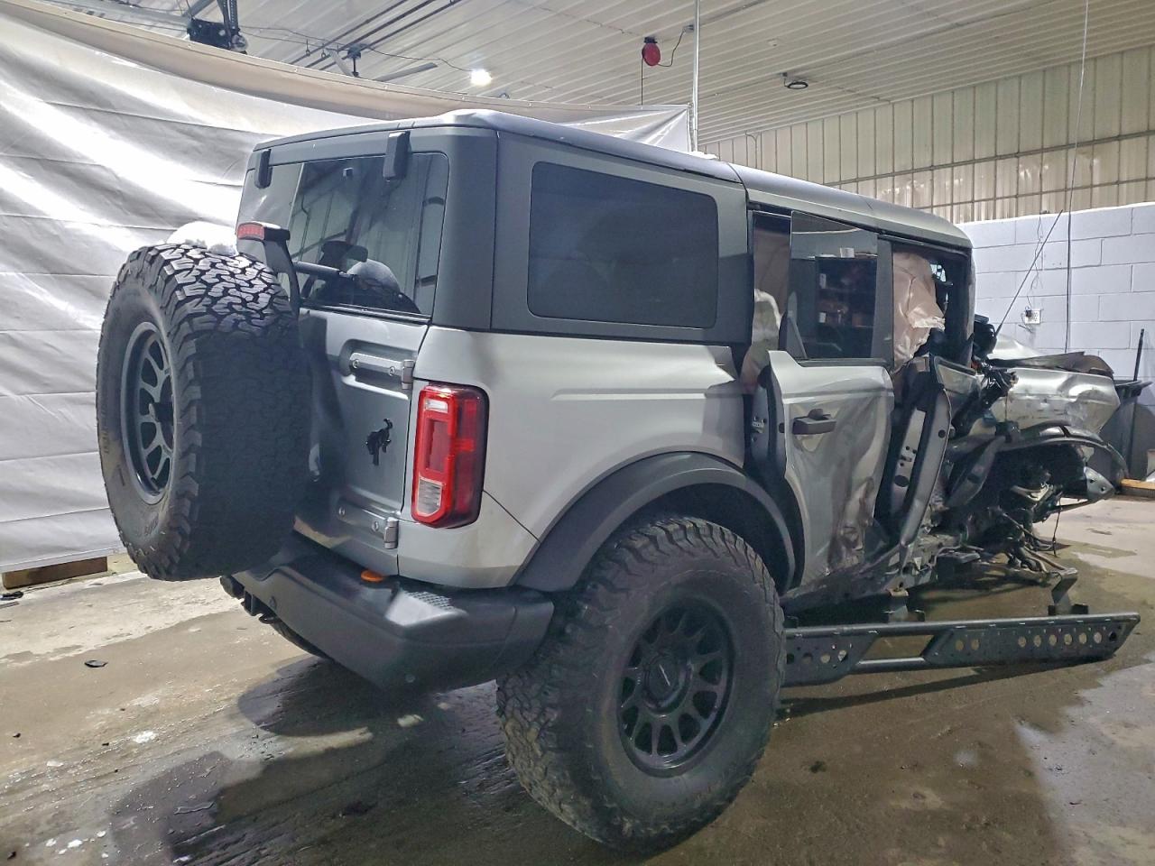2022 Ford Bronco Base Silver vin: 1FMDE5BH2NLB61180
