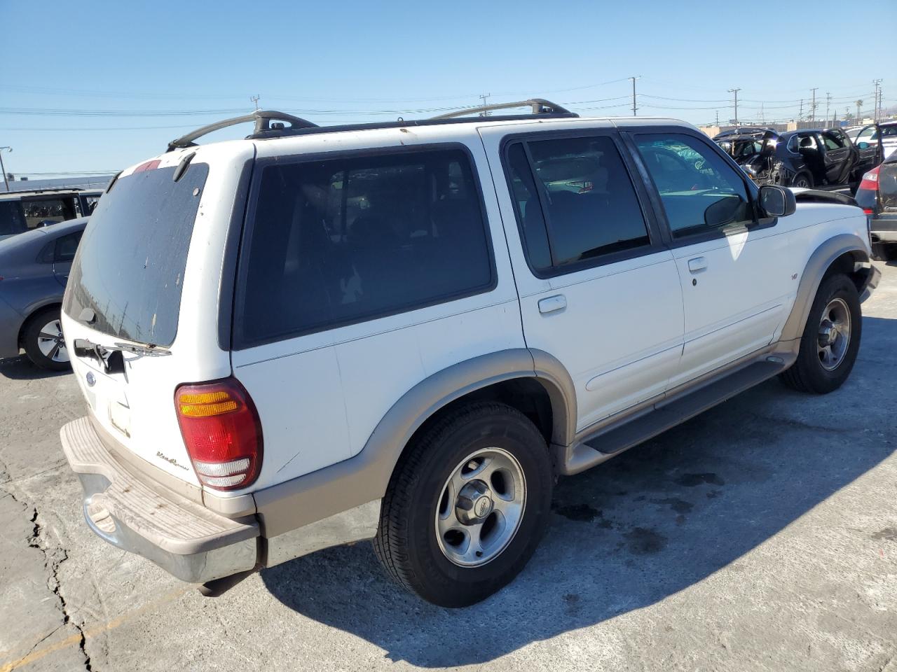 1999 Ford Explorer White vin: 1FMDU32P2XZA60512