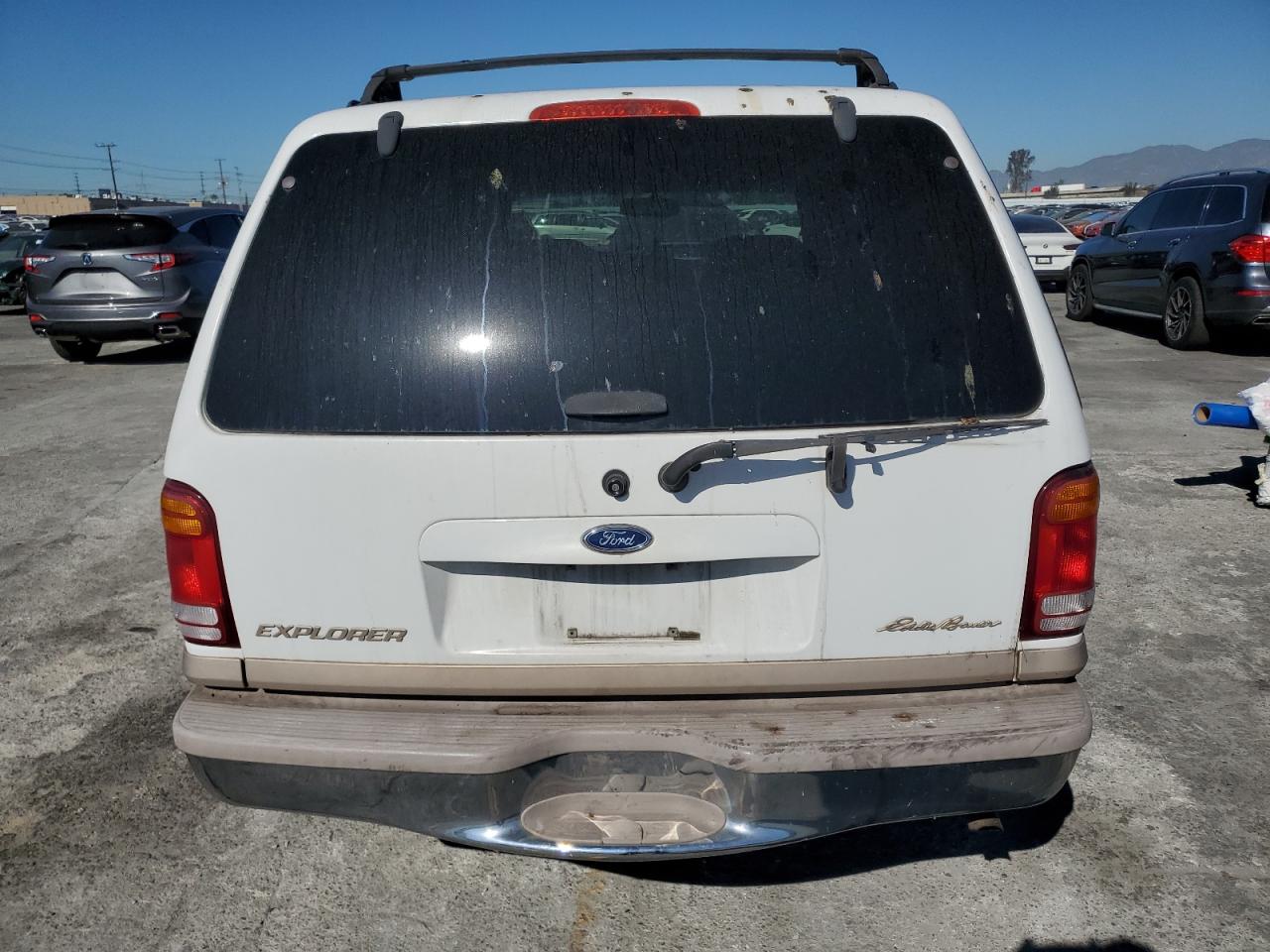 1999 Ford Explorer White vin: 1FMDU32P2XZA60512