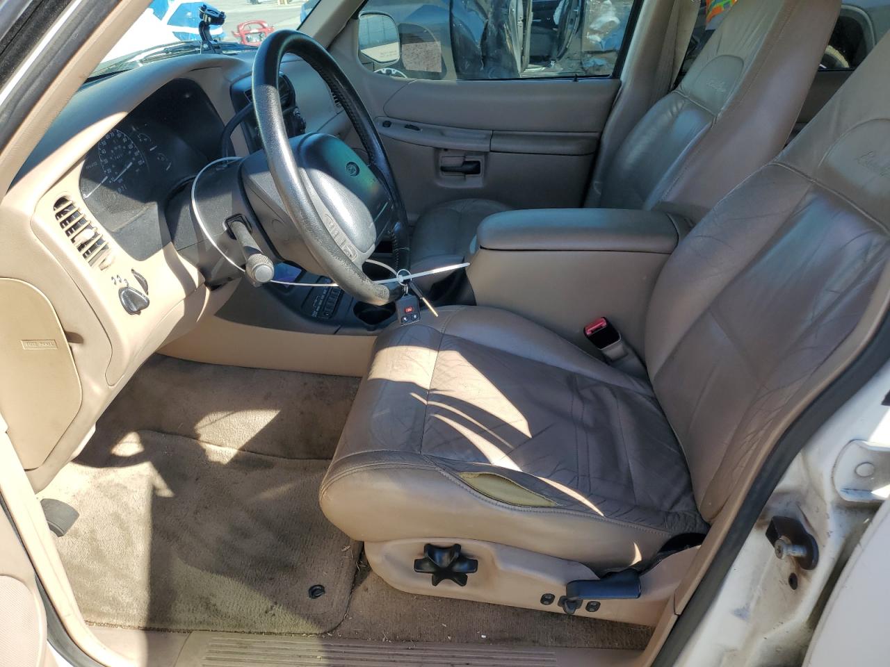 1999 Ford Explorer White vin: 1FMDU32P2XZA60512
