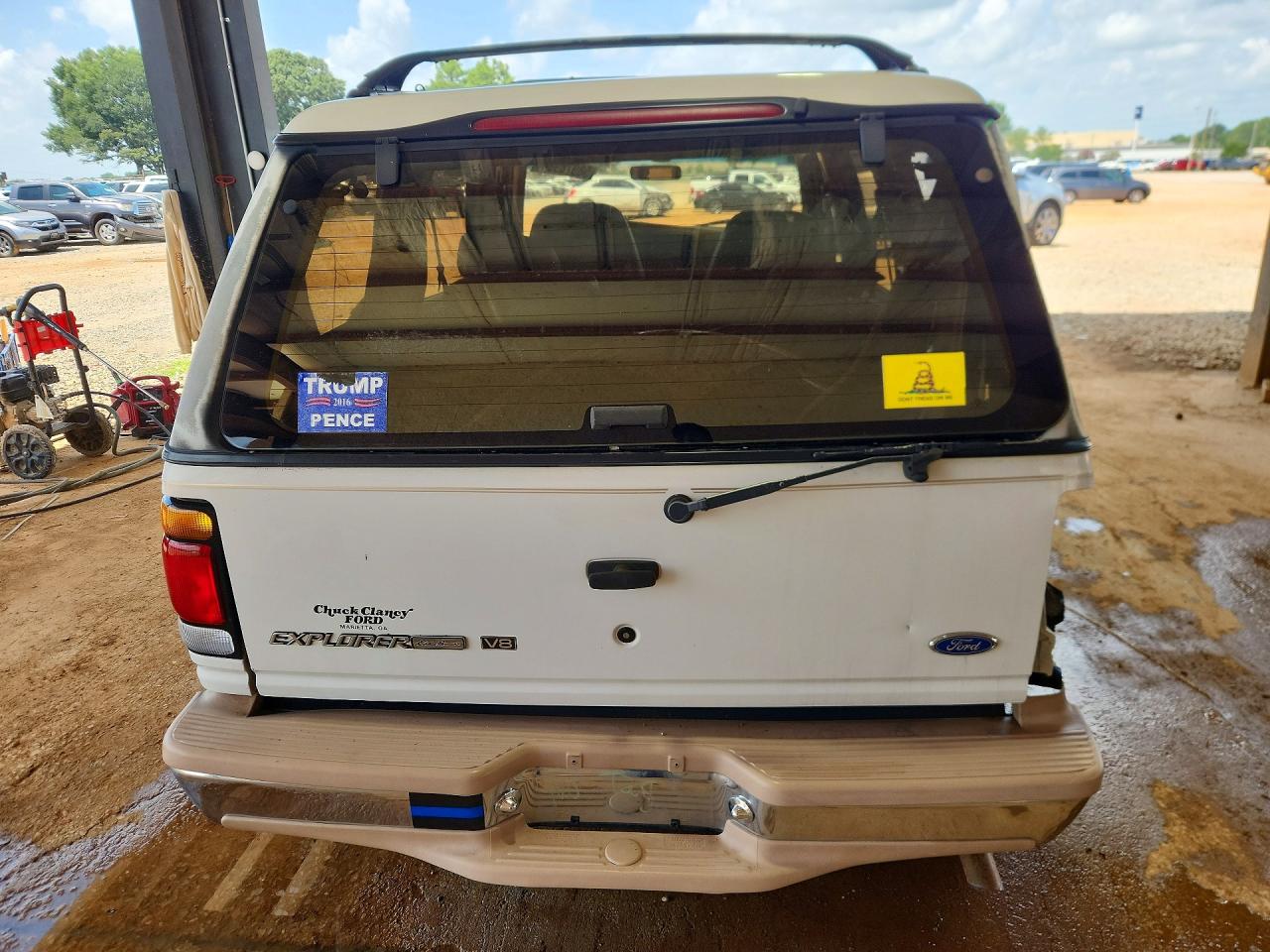 1996 Ford Explorer White vin: 1FMDU32P4TZB96540