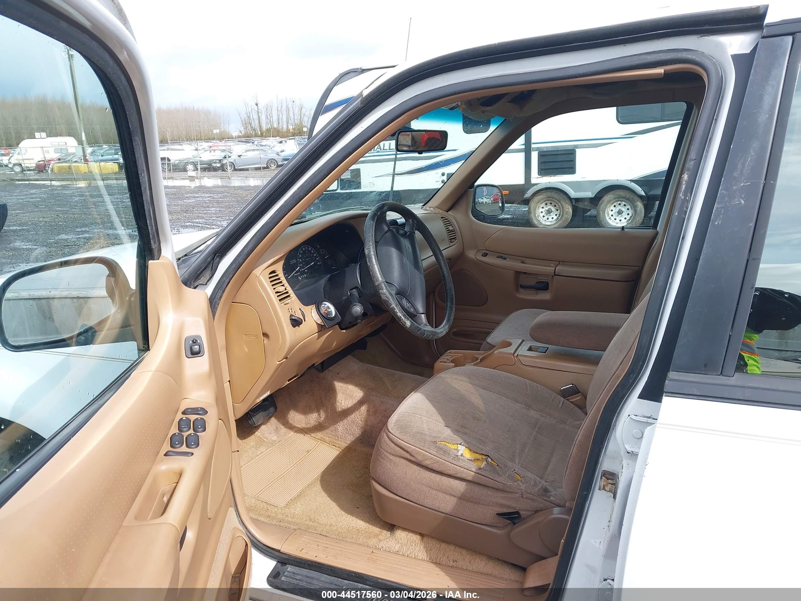 1995 Ford Explorer   Белый vin: 1FMDU32X4SUA09633
