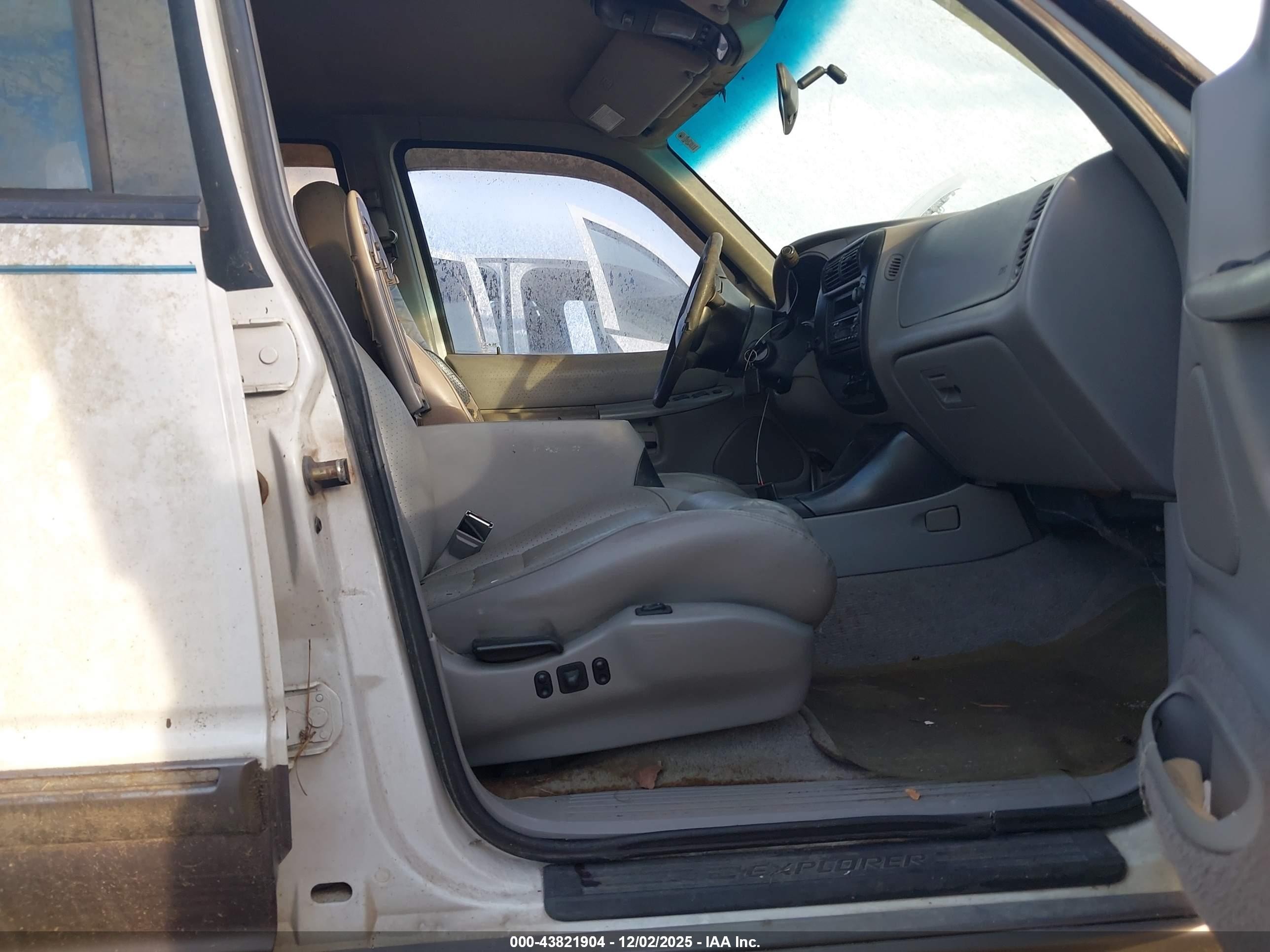 1995 Ford Explorer   White vin: 1FMDU32X4SZB58630