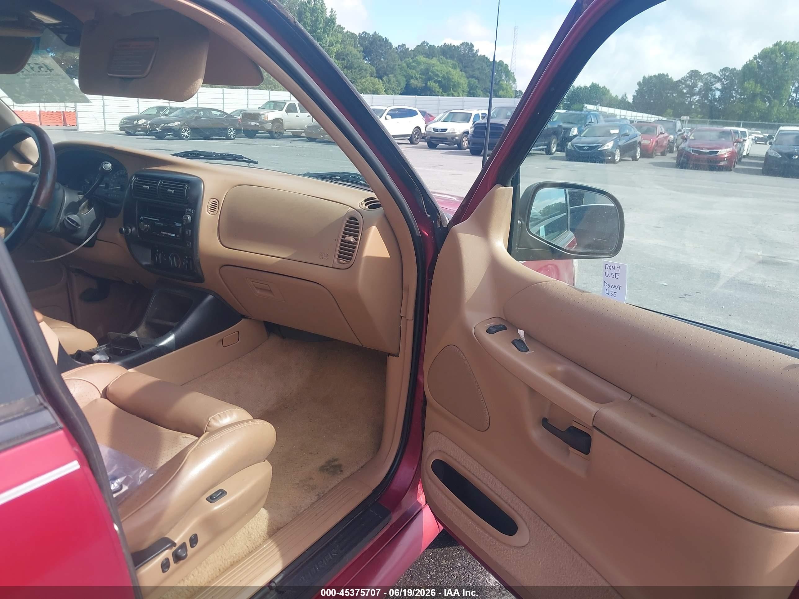 1996 Ford Explorer   Red vin: 1FMDU32X8TUD55685