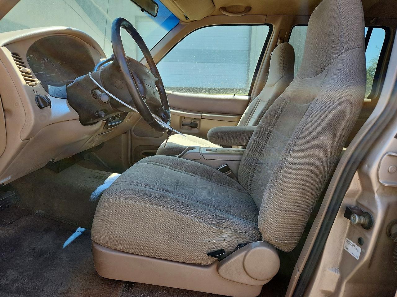 1997 Ford Explorer Beige vin: 1FMDU34E9VZB66657