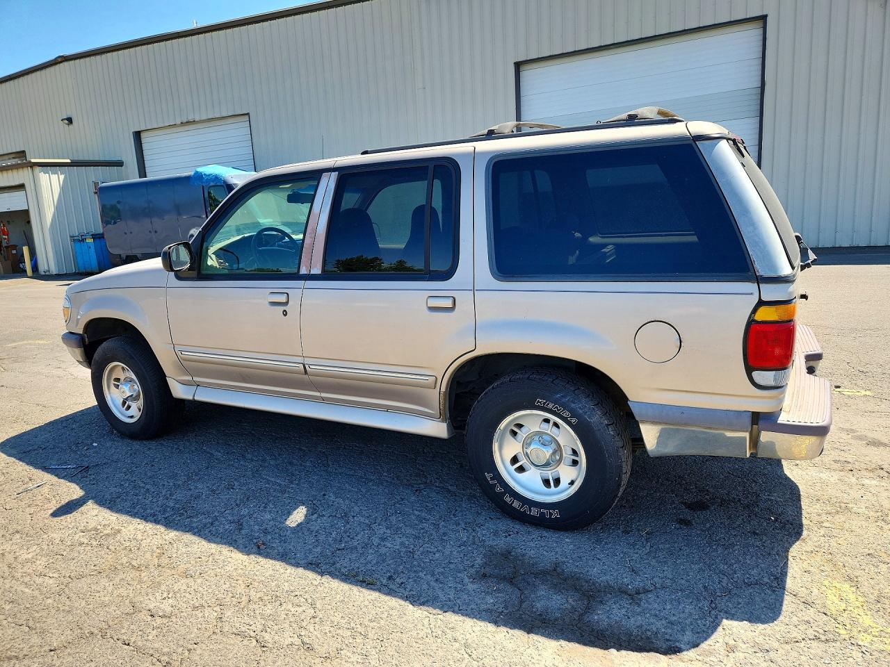1997 Ford Explorer Beige vin: 1FMDU34E9VZB66657