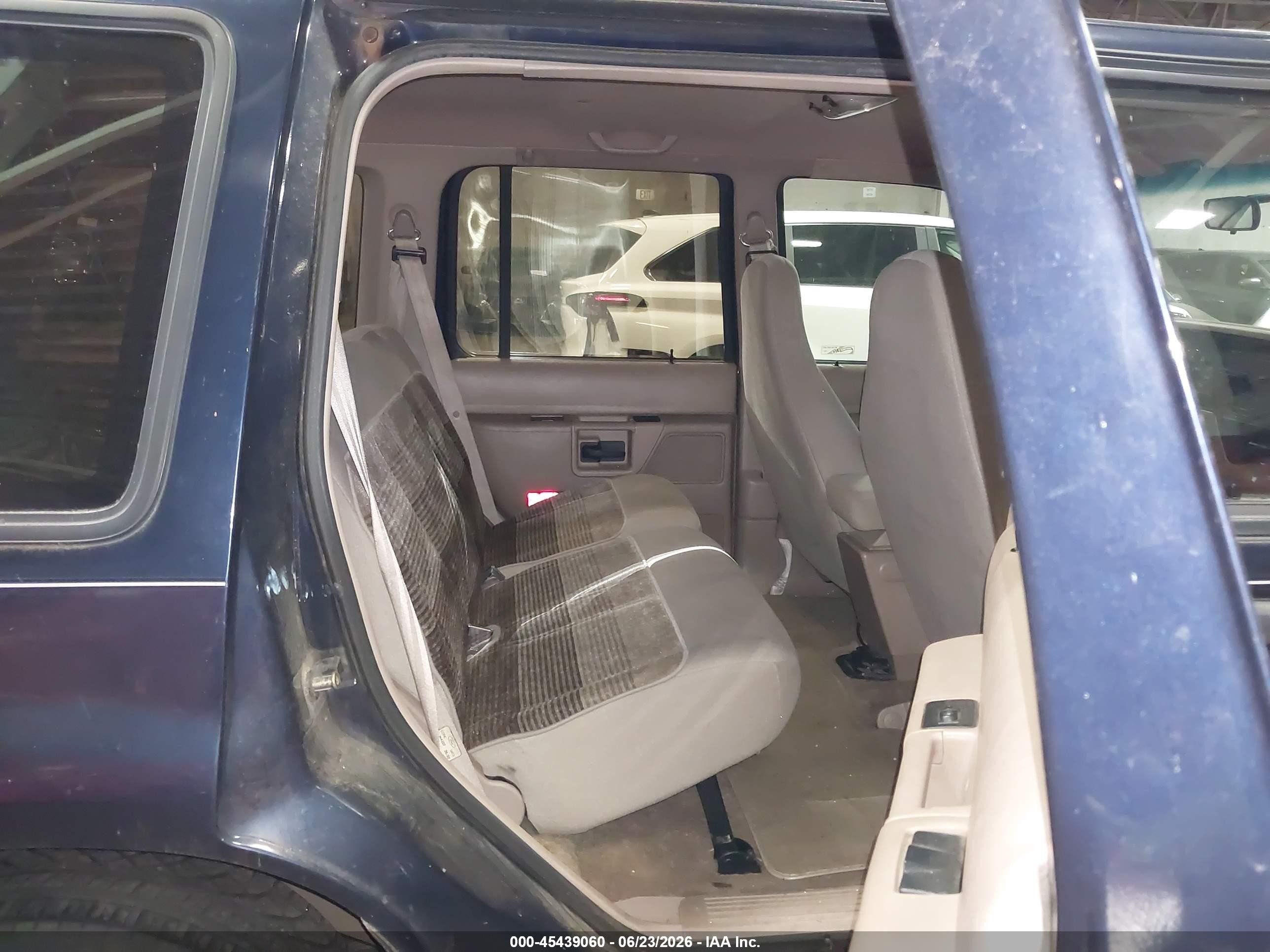 1992 Ford Explorer   Blue vin: 1FMDU34X0NUD94805